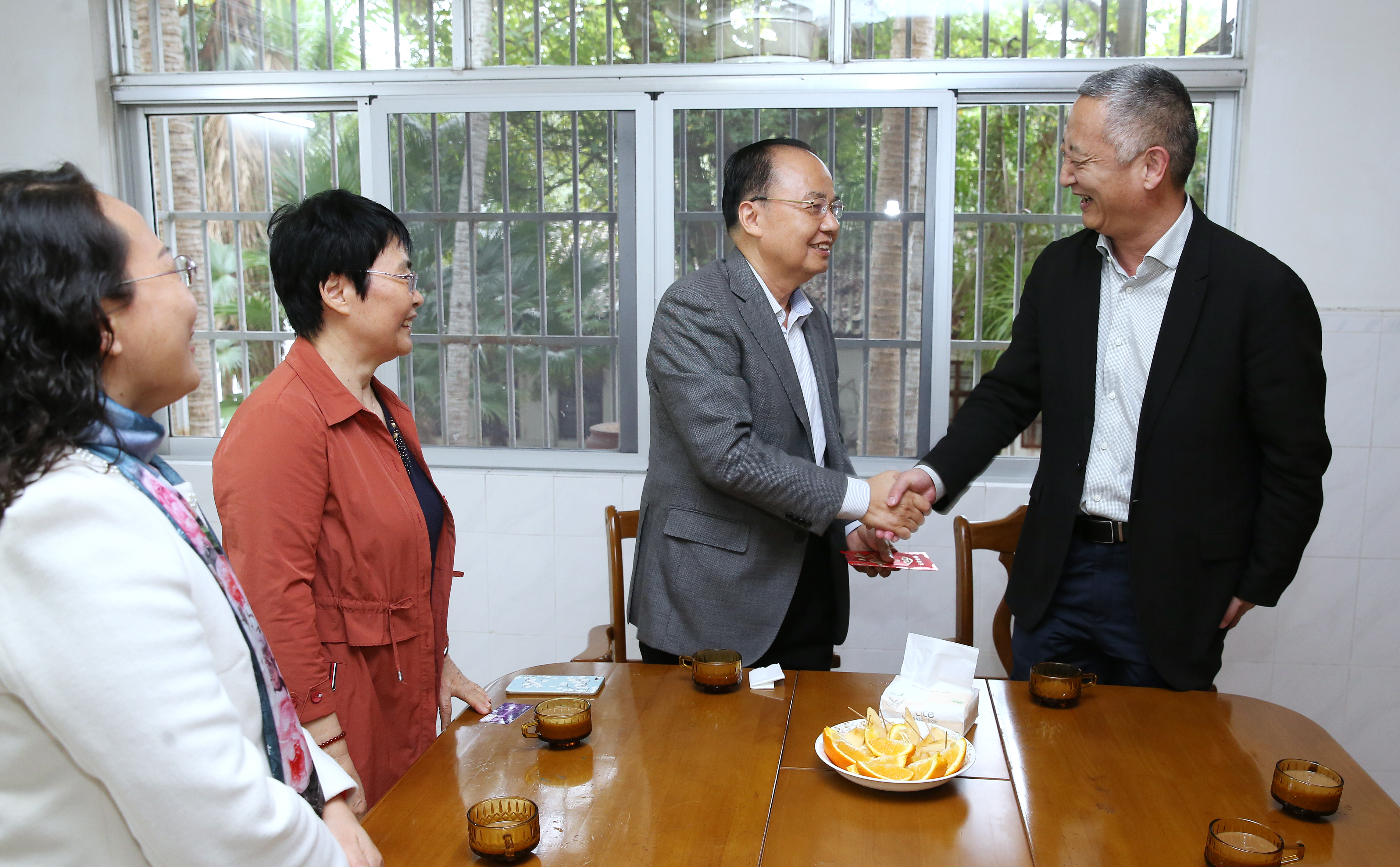 校领导走访慰问离退休教职工代表