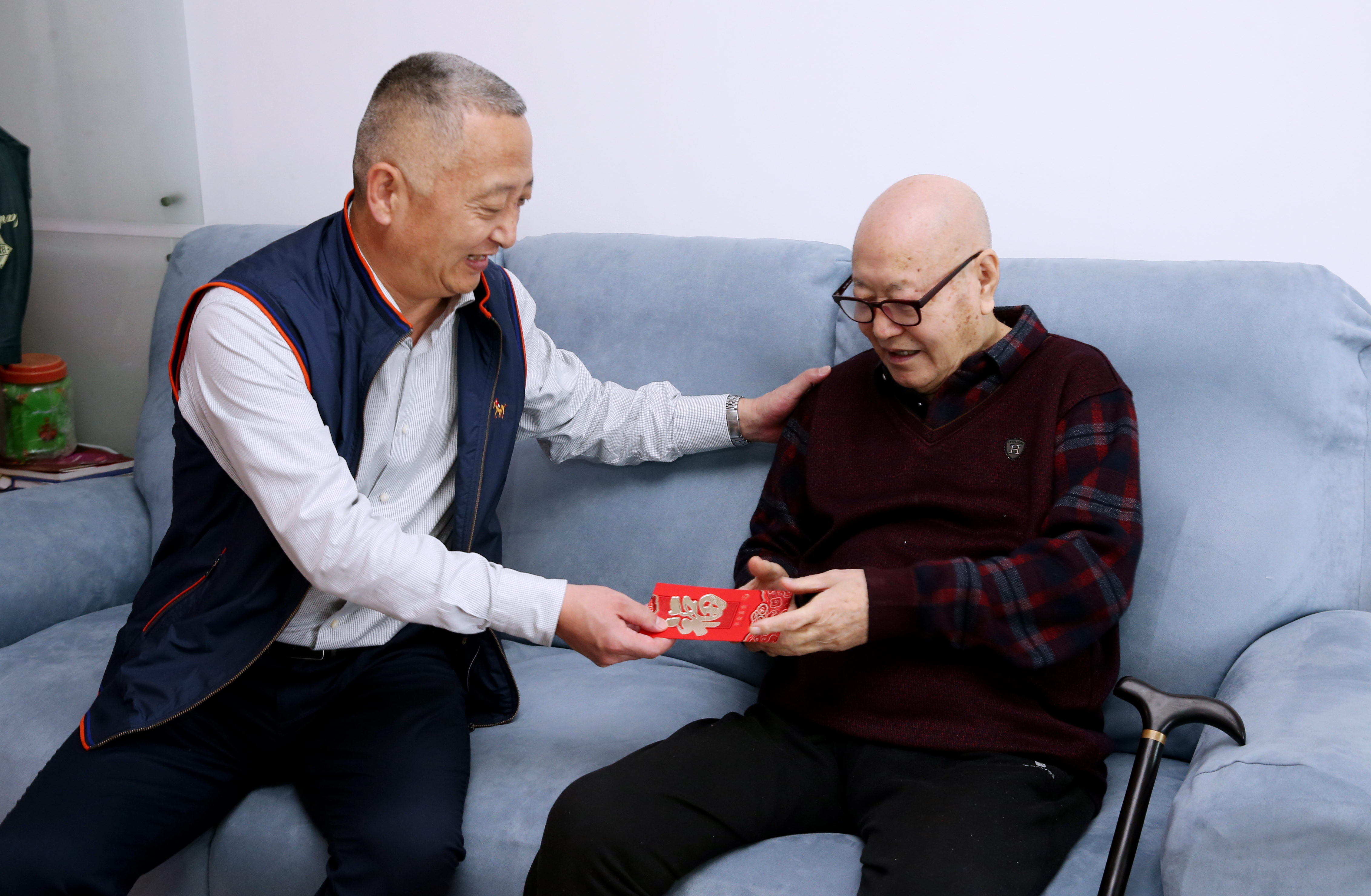 校领导走访慰问离退休教职工代表