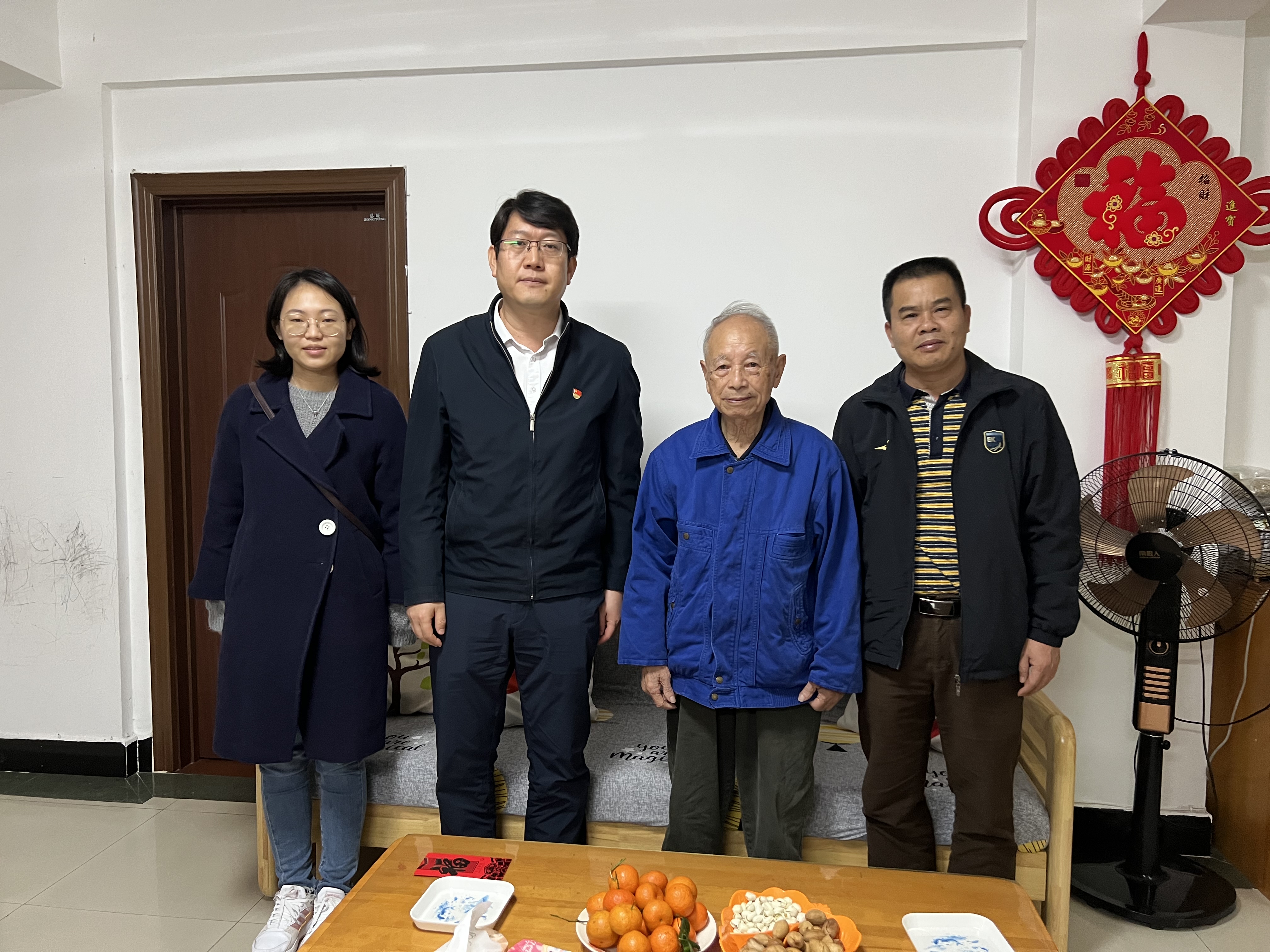 校领导走访慰问离退休教职工代表