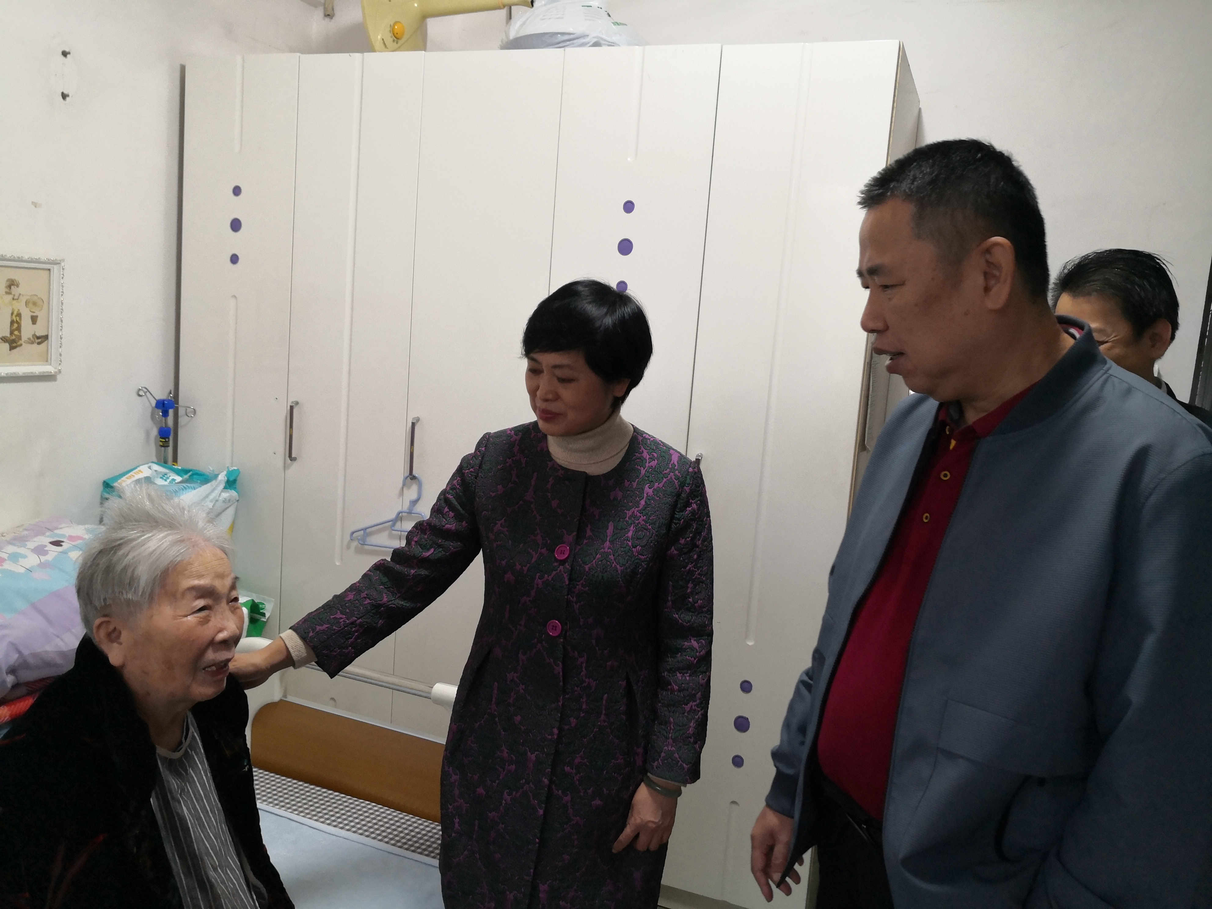 校领导走访慰问离退休教职工代表