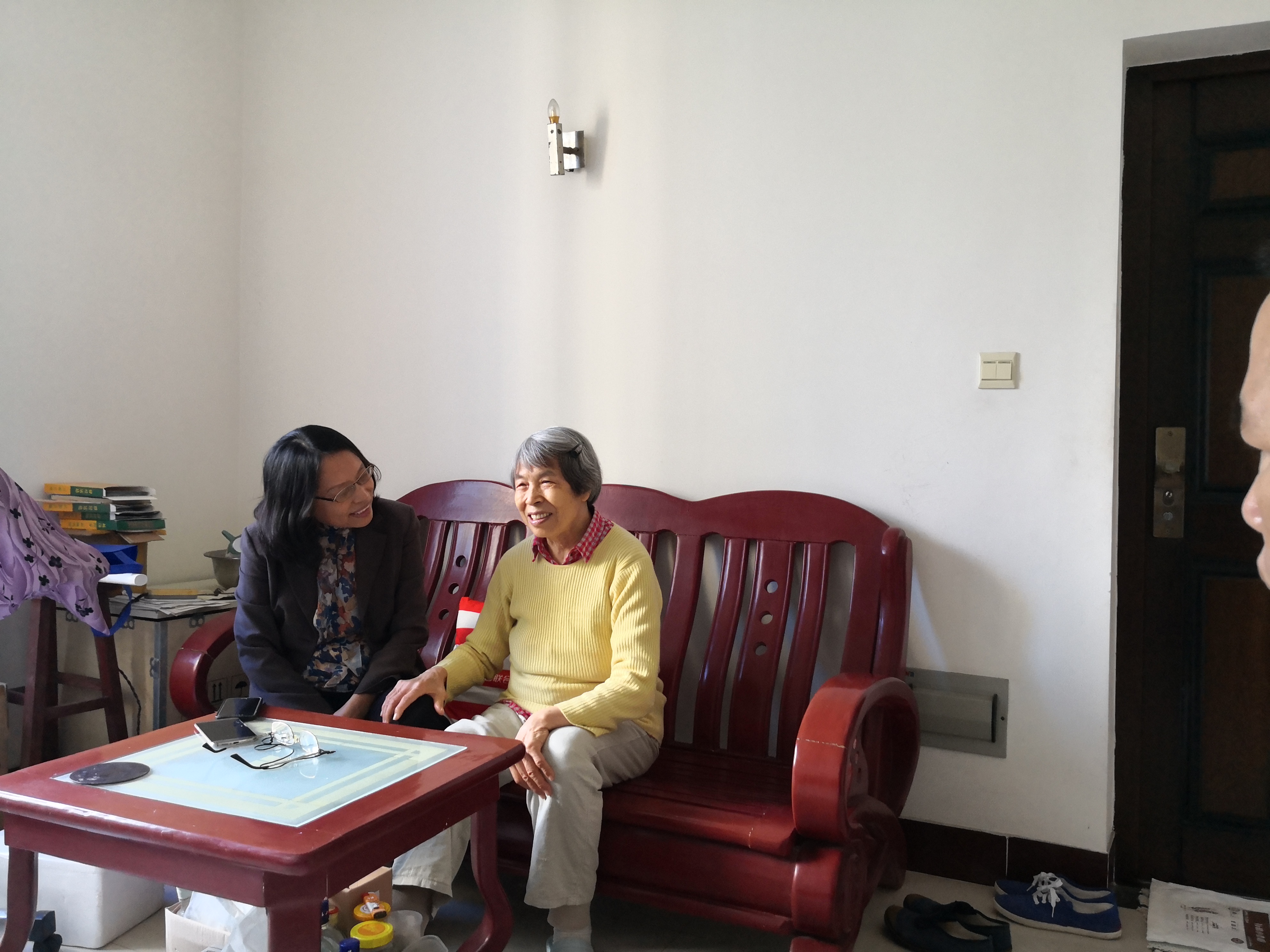 校领导走访慰问离退休教职工代表