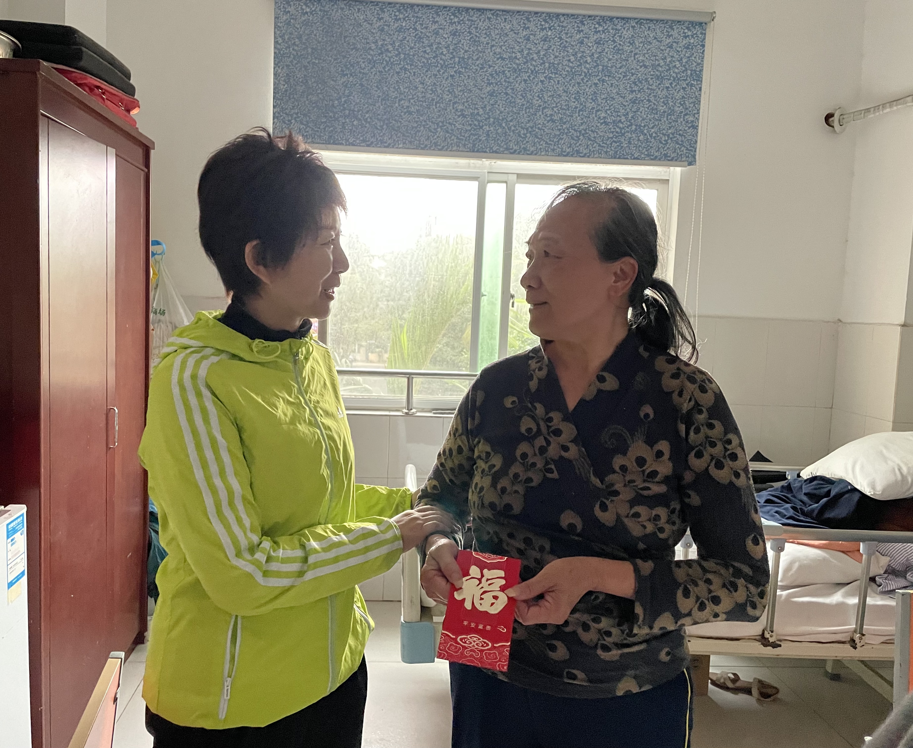 校领导走访慰问离退休教职工代表