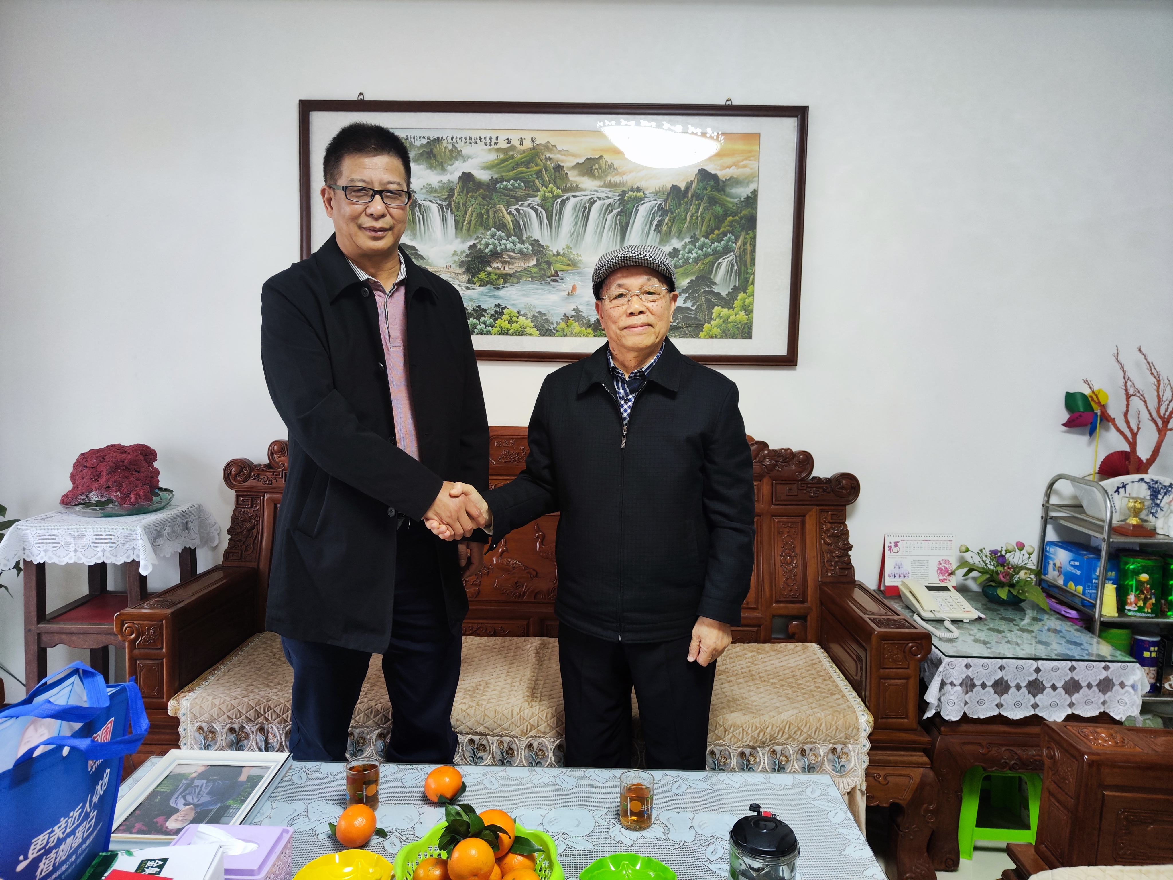 校领导走访慰问离退休教职工代表