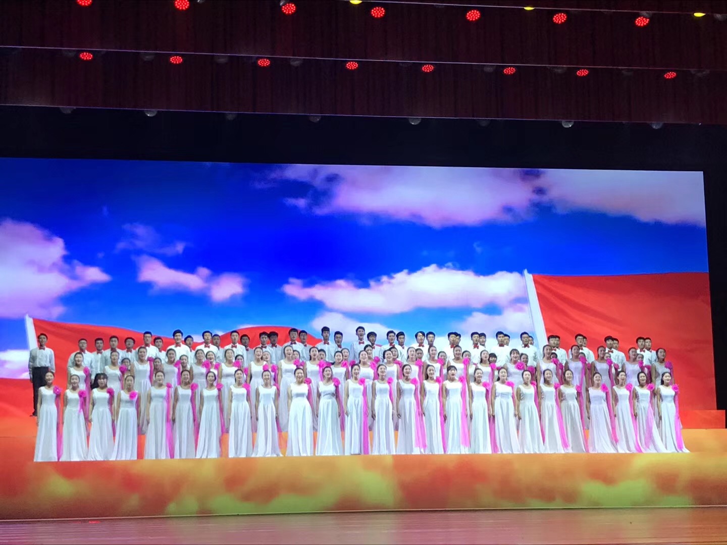 我校96名学子参演海南省学习贯彻落实党的十九大精神专题文艺晚会