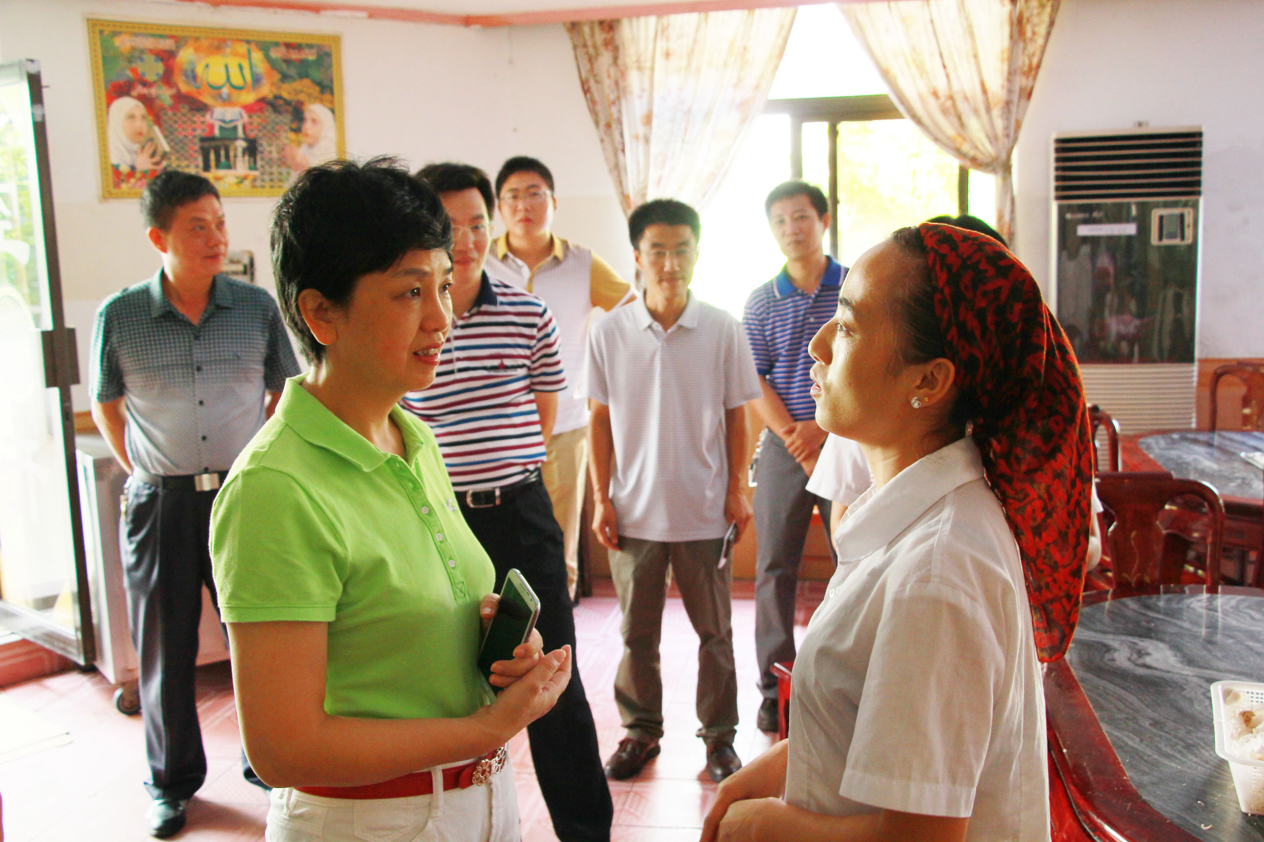 李红梅书记国庆假期走访看望师生