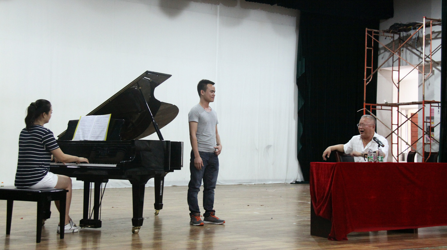 著名男高音歌唱家马华应邀来我校讲学