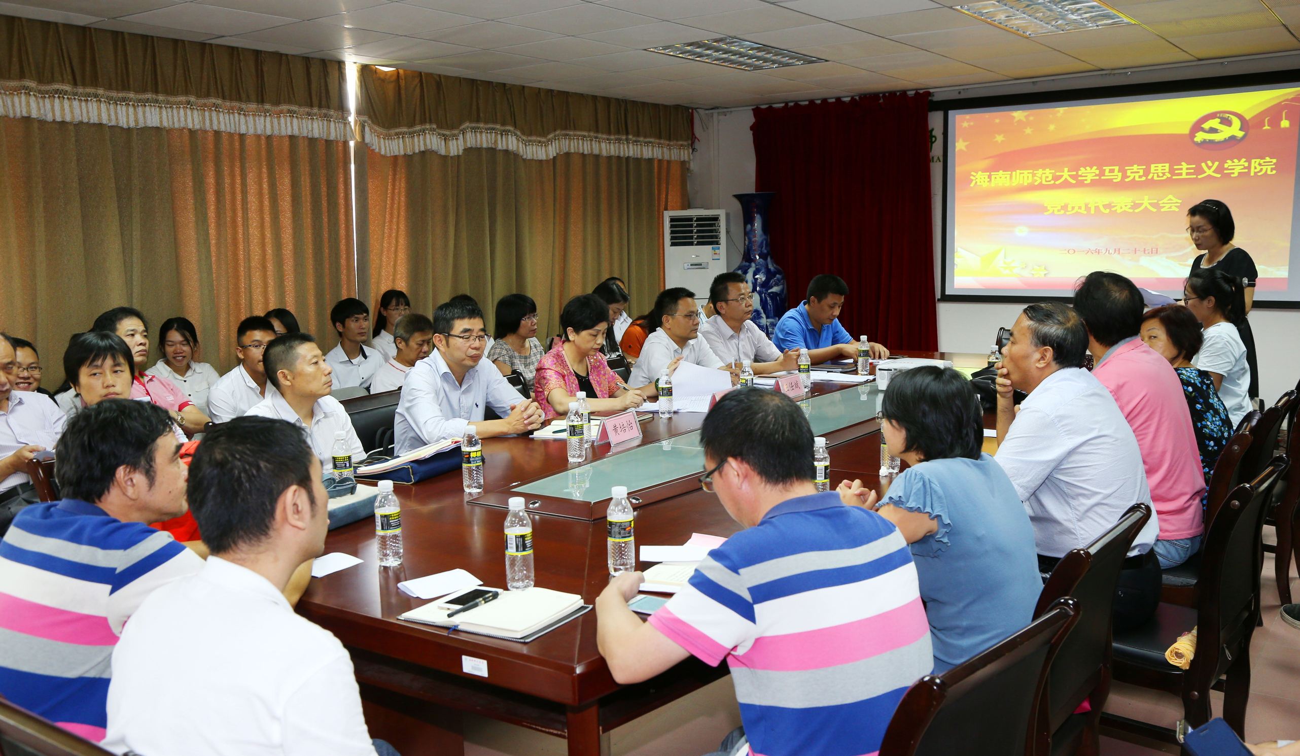 李红梅书记出席马克思主义学院党员大会