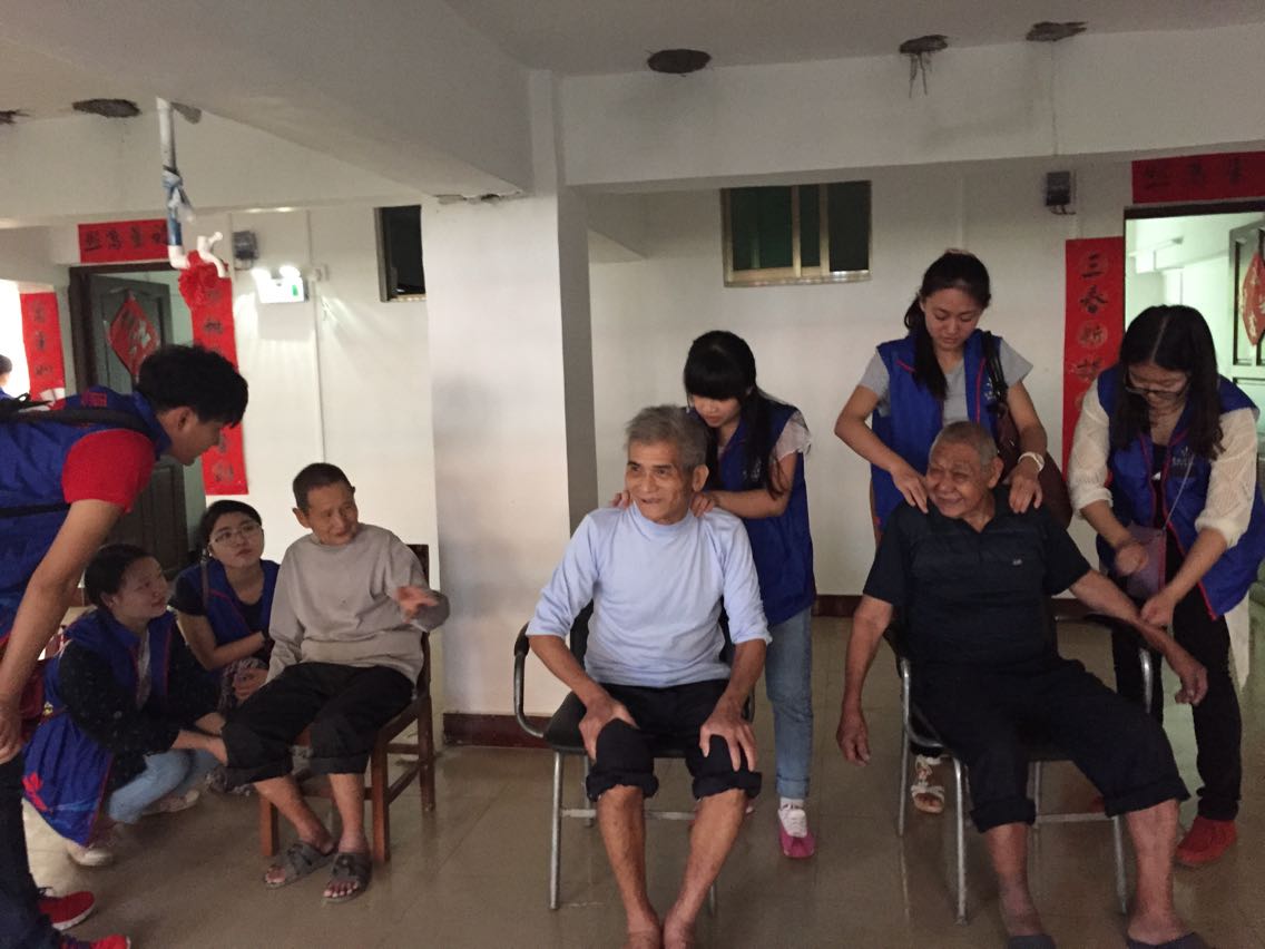 快乐你我  温情共享――记教育科学学院院敬老院志愿服务