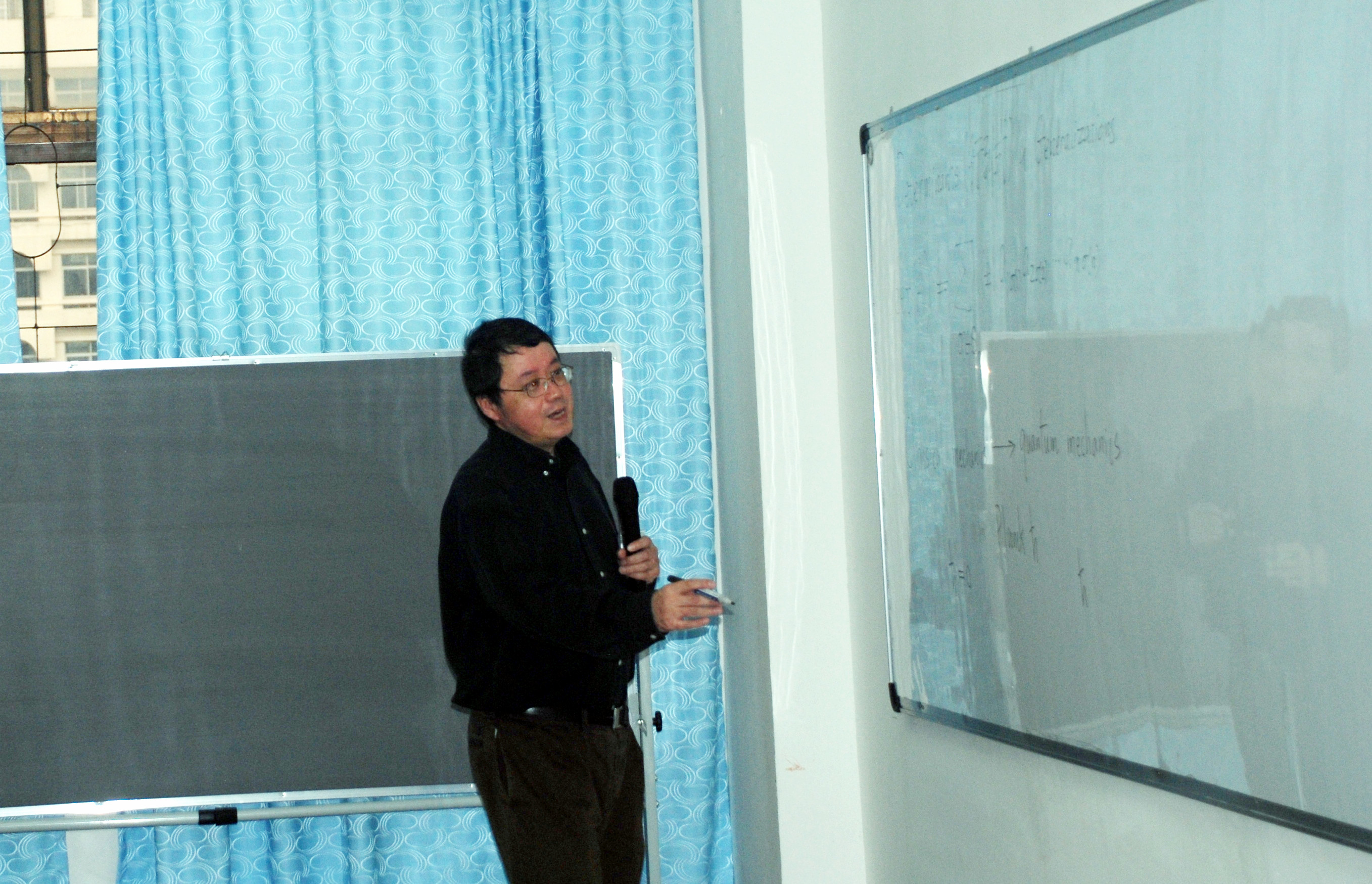 德国莱比锡马普数学研究所所长Jurgen Jost等学者来我校讲学