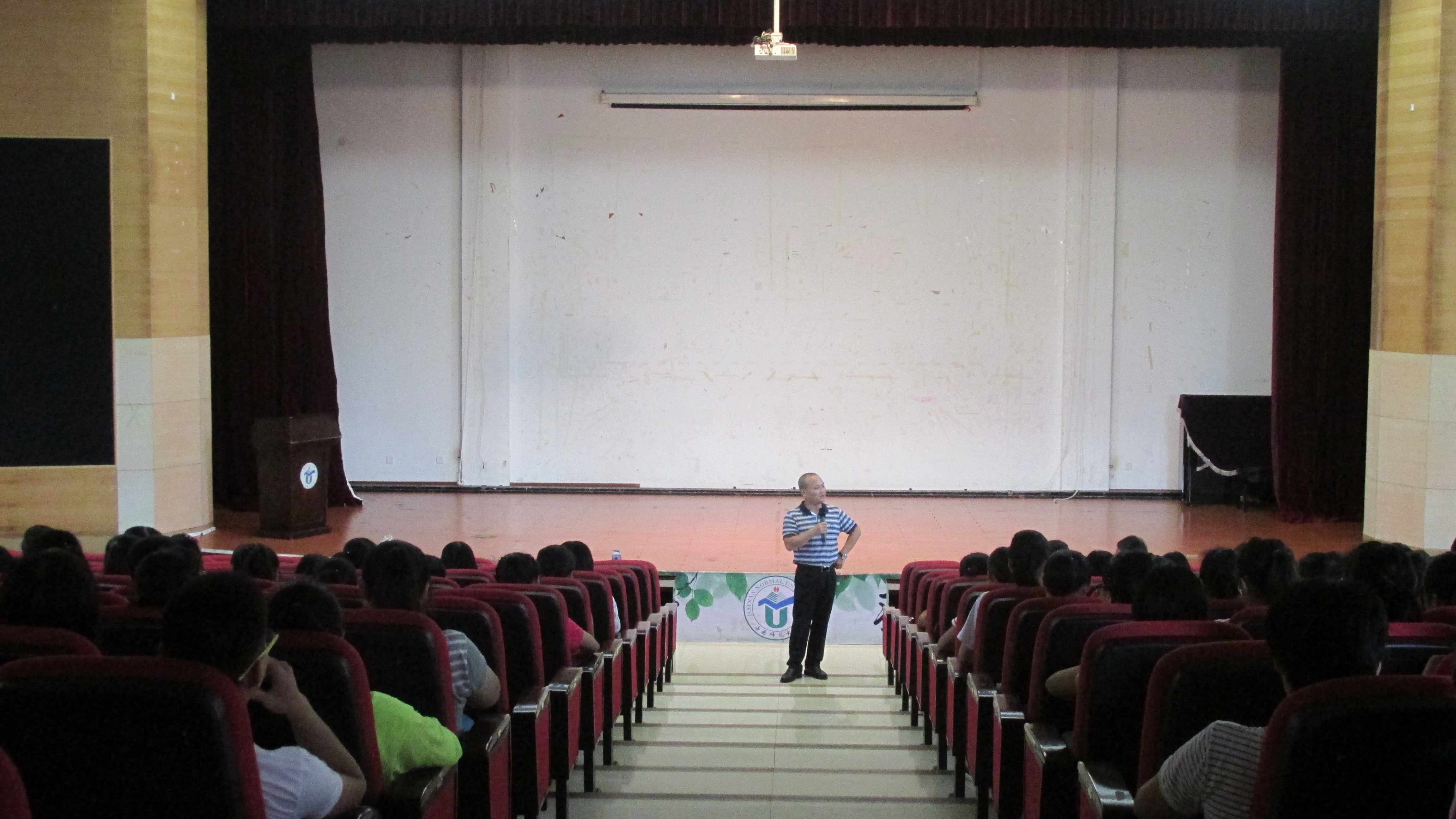 博学笃志,日进日新――记文学院中文系专业教育大会