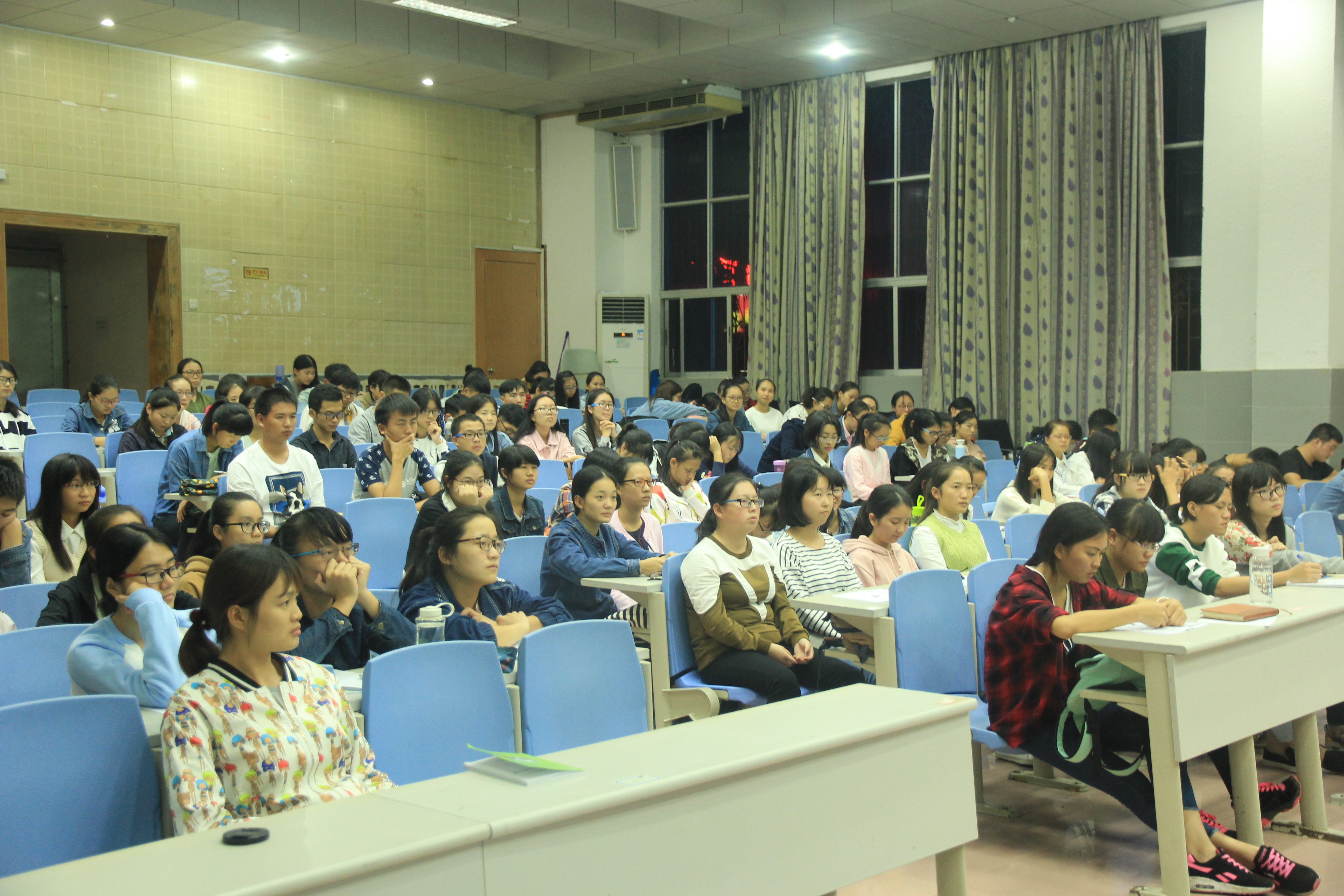 地理与环境科学学院开展“校园网贷”风险防范教育活动