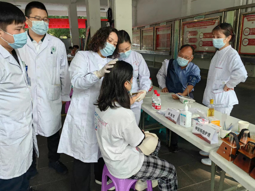 海南师范大学教育发展基金会携海南省中医院开展“情暖三八妇女节，健康义诊进校园”活动