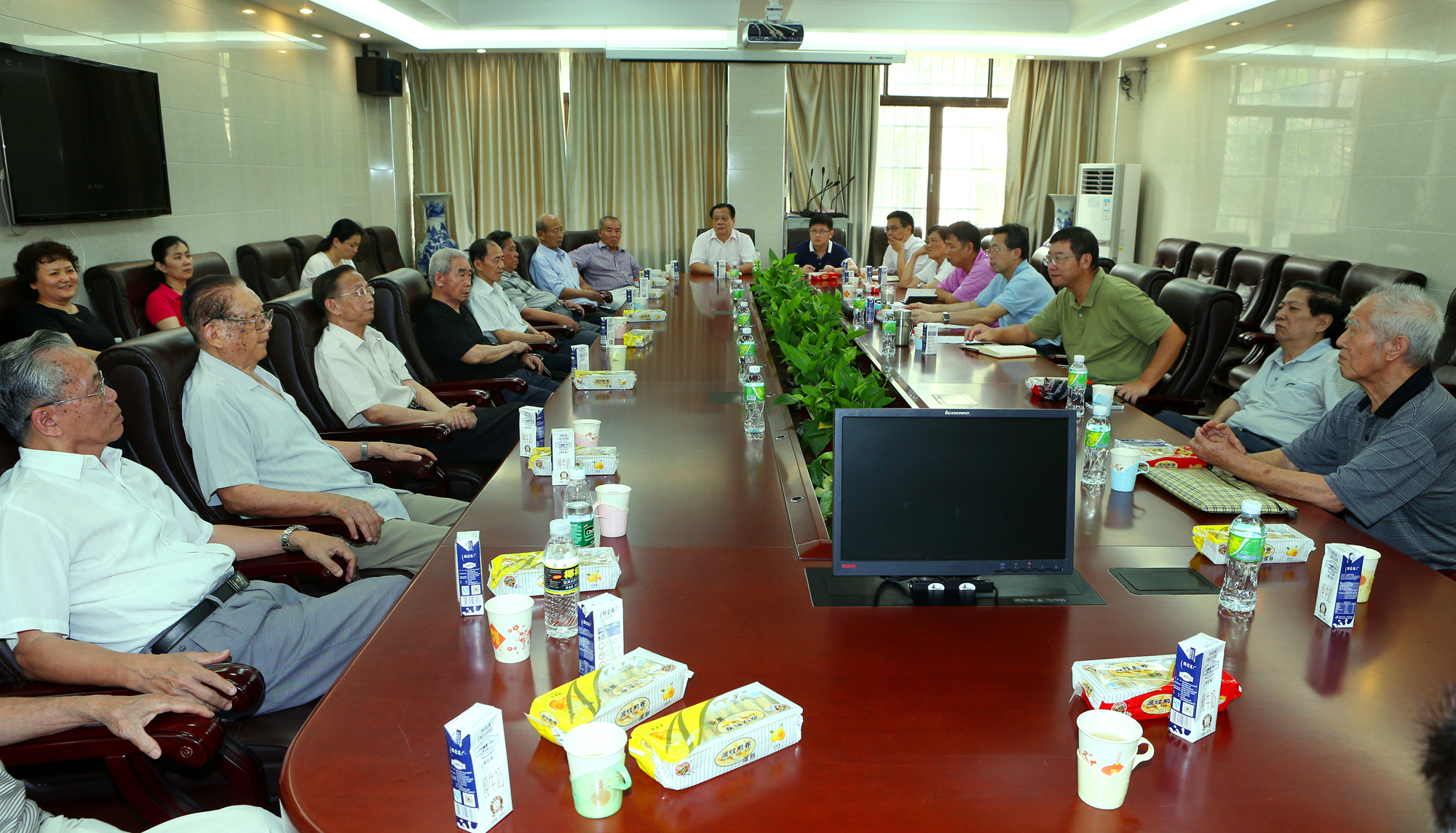 学校召开离退休老干部座谈会