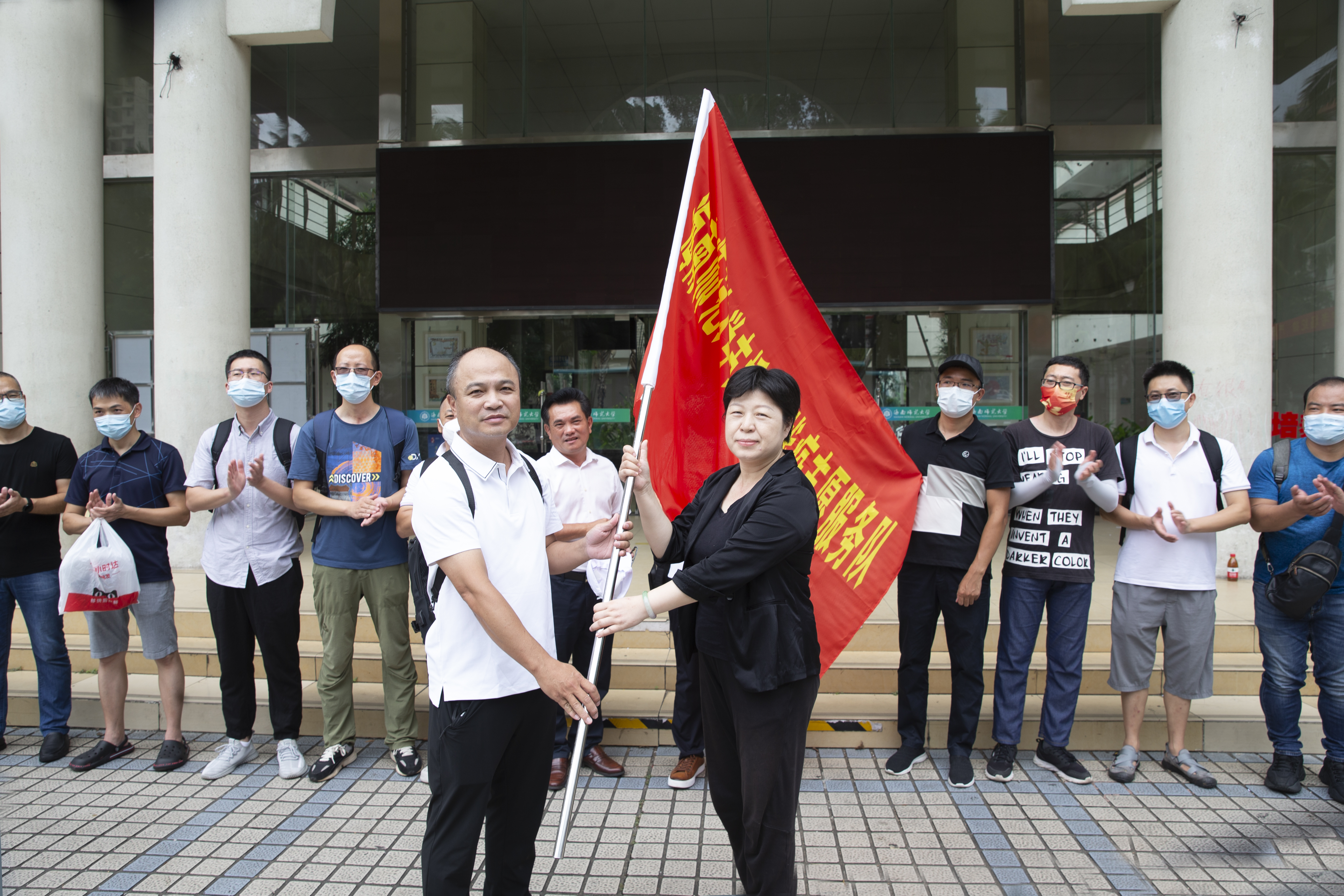 我校第三、第四、第五批教师志愿服务队出征战疫一线