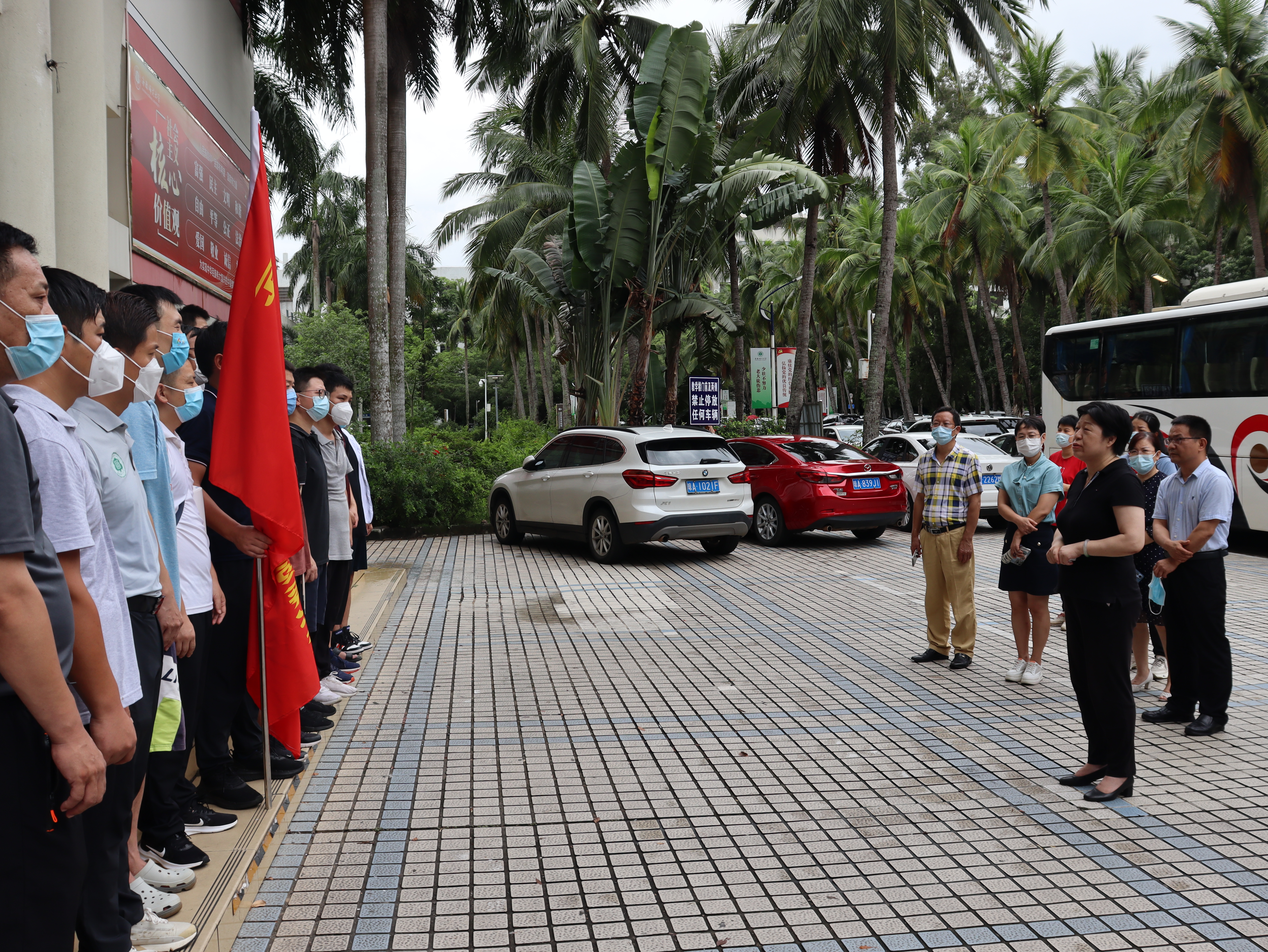 我校第三、第四、第五批教师志愿服务队出征战疫一线