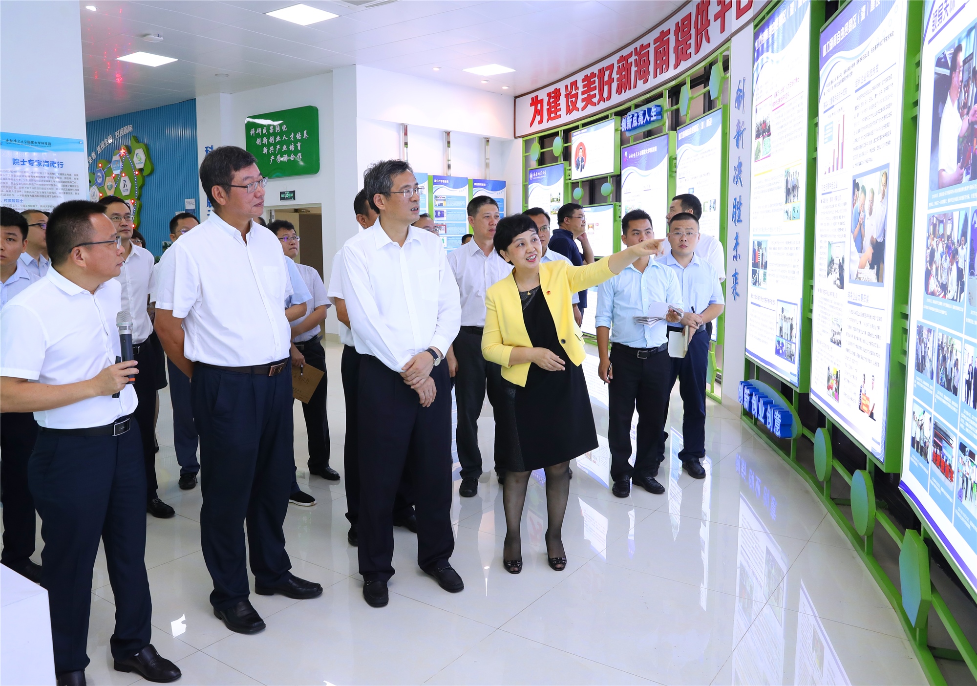 海南省委常委、海口市委书记何忠友调研我校科技园