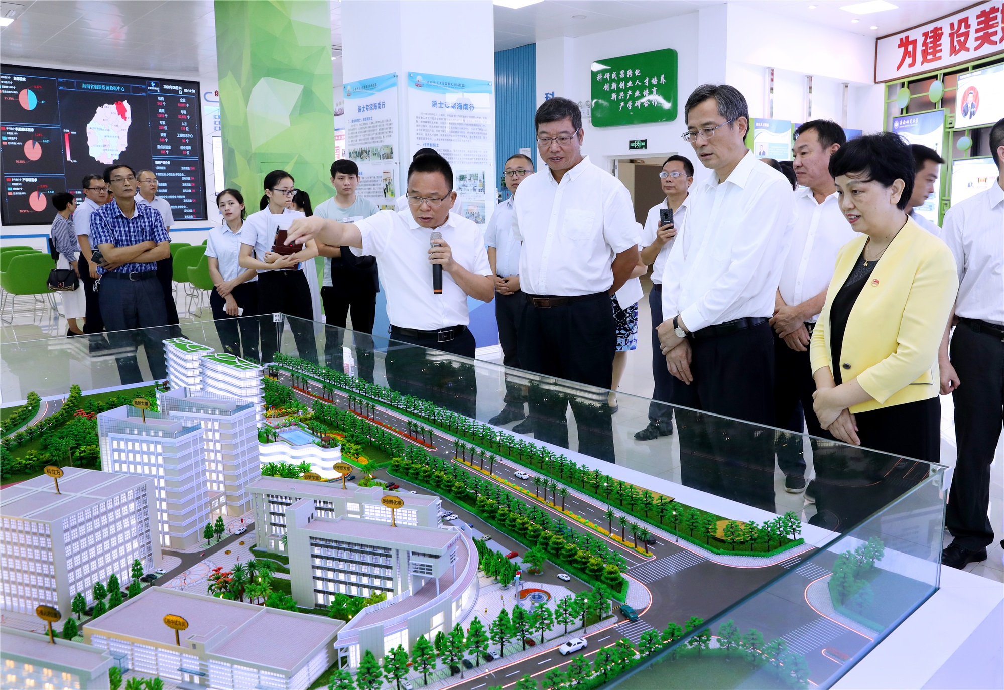 海南省委常委、海口市委书记何忠友调研我校科技园