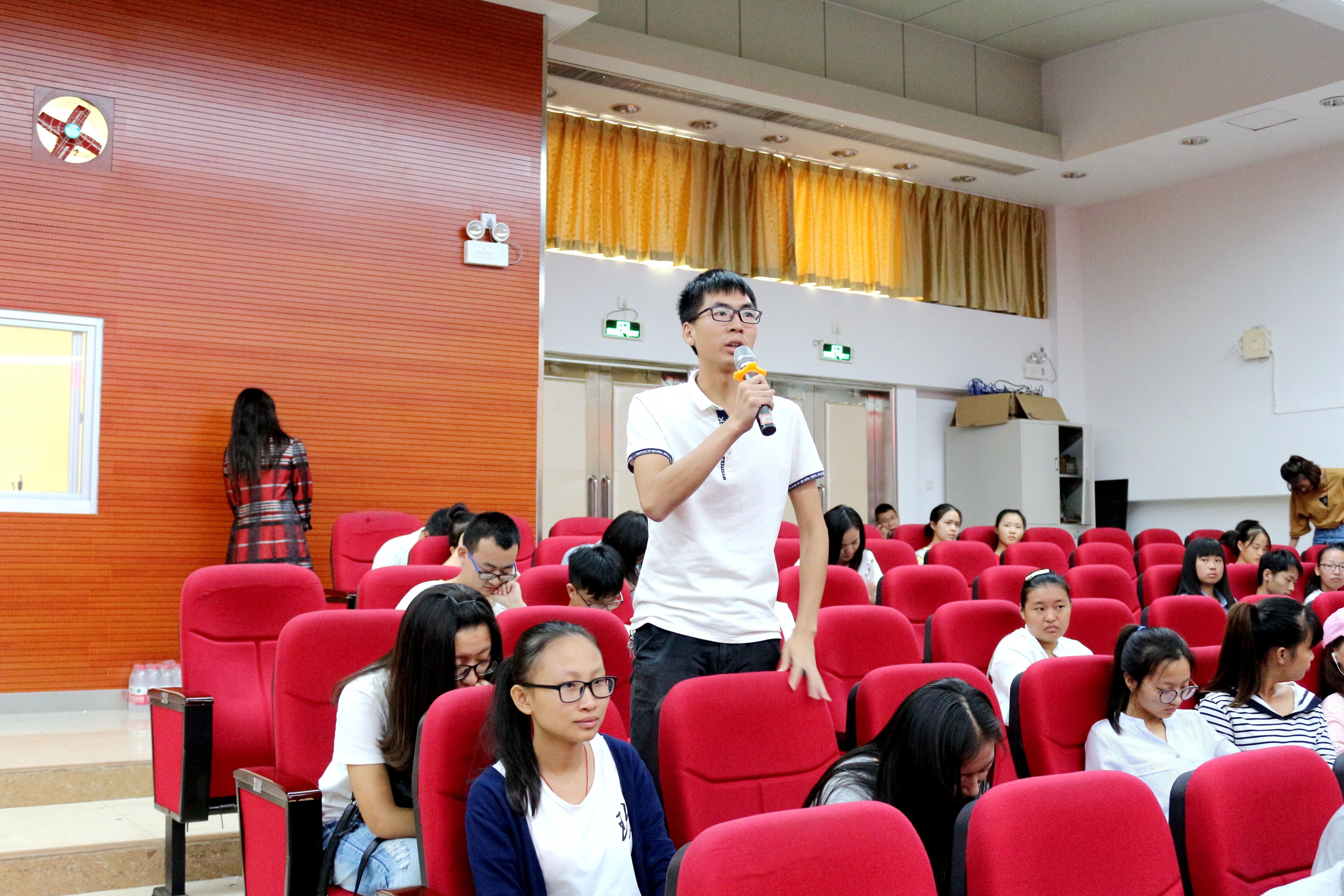 中国经济何发展 学术论坛沐春风