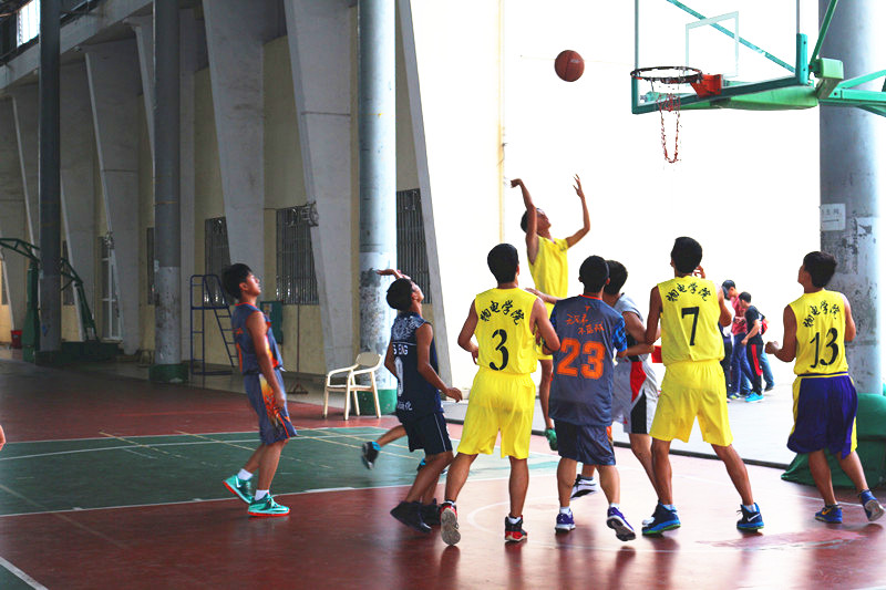 释放青春  拥抱健康――记物电学院“新生杯”篮球总决赛