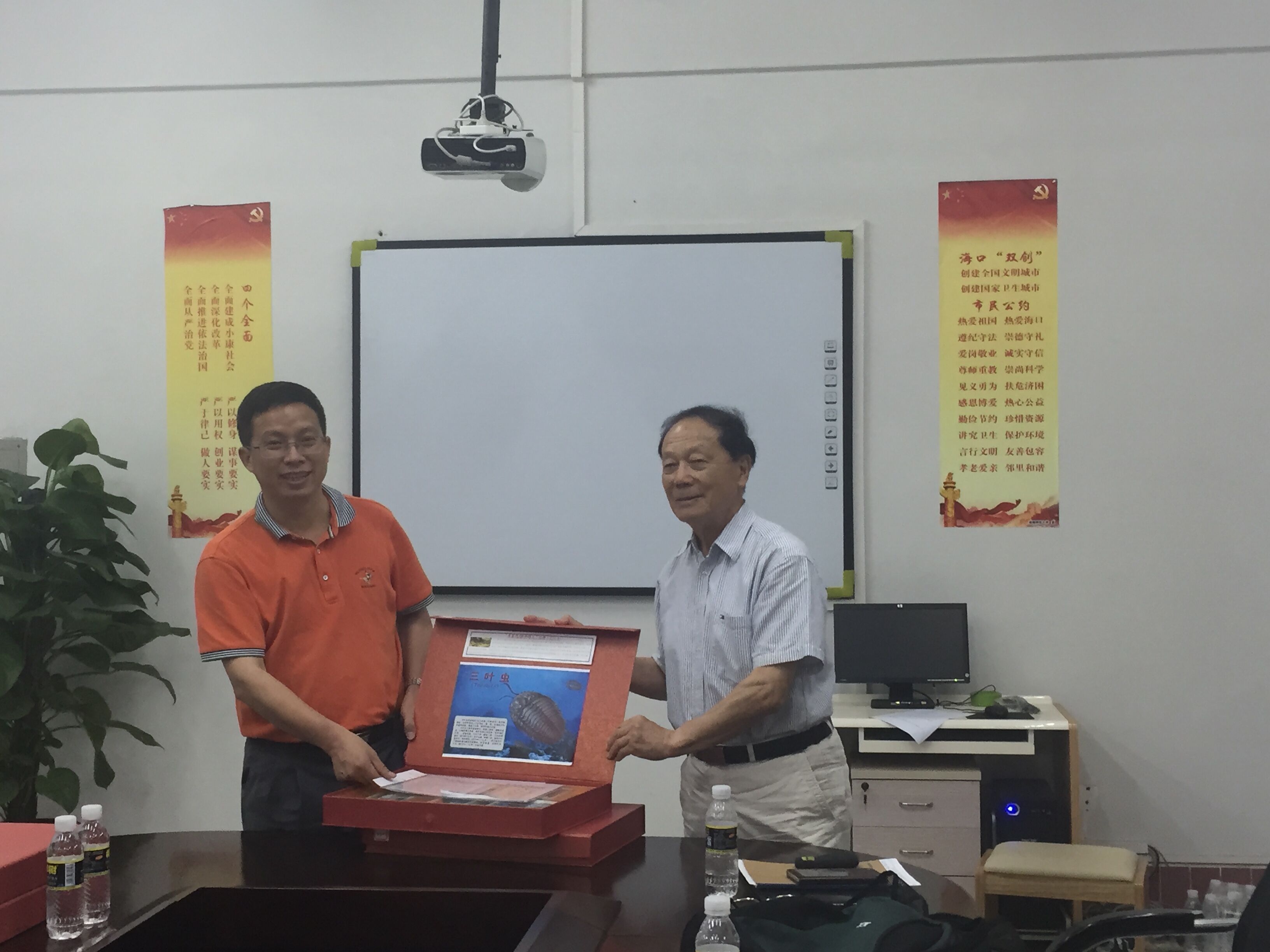 中国科学院佘之祥教授来地理与旅游学院进行学术交流