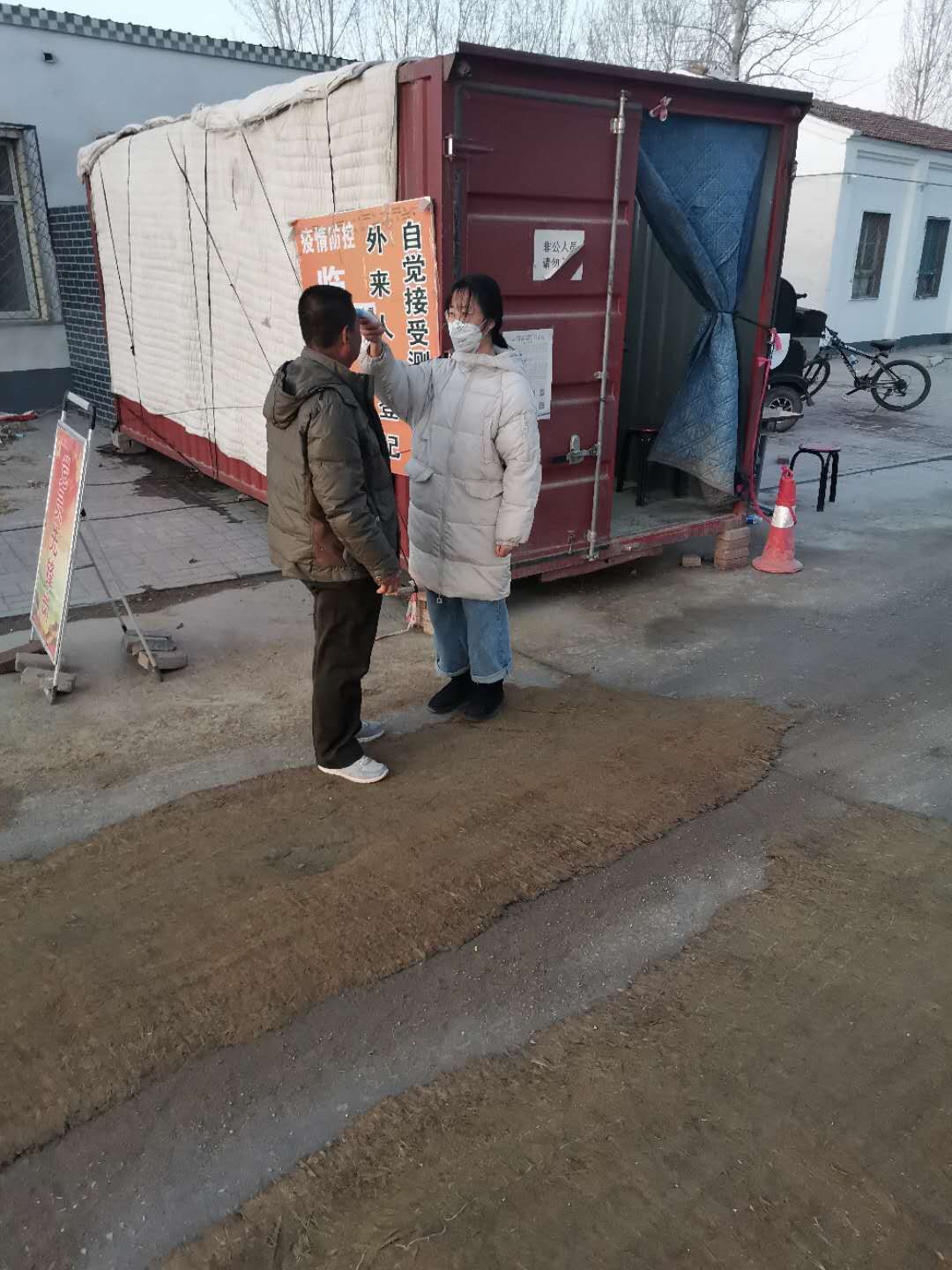 面对疫情不退缩，为村民服务，用自己的实际行动践行着当代大学生的使命
