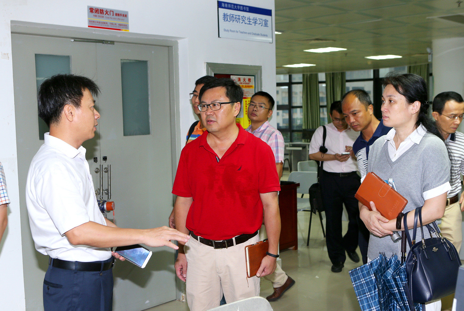 校领导巡查高考评卷准备工作