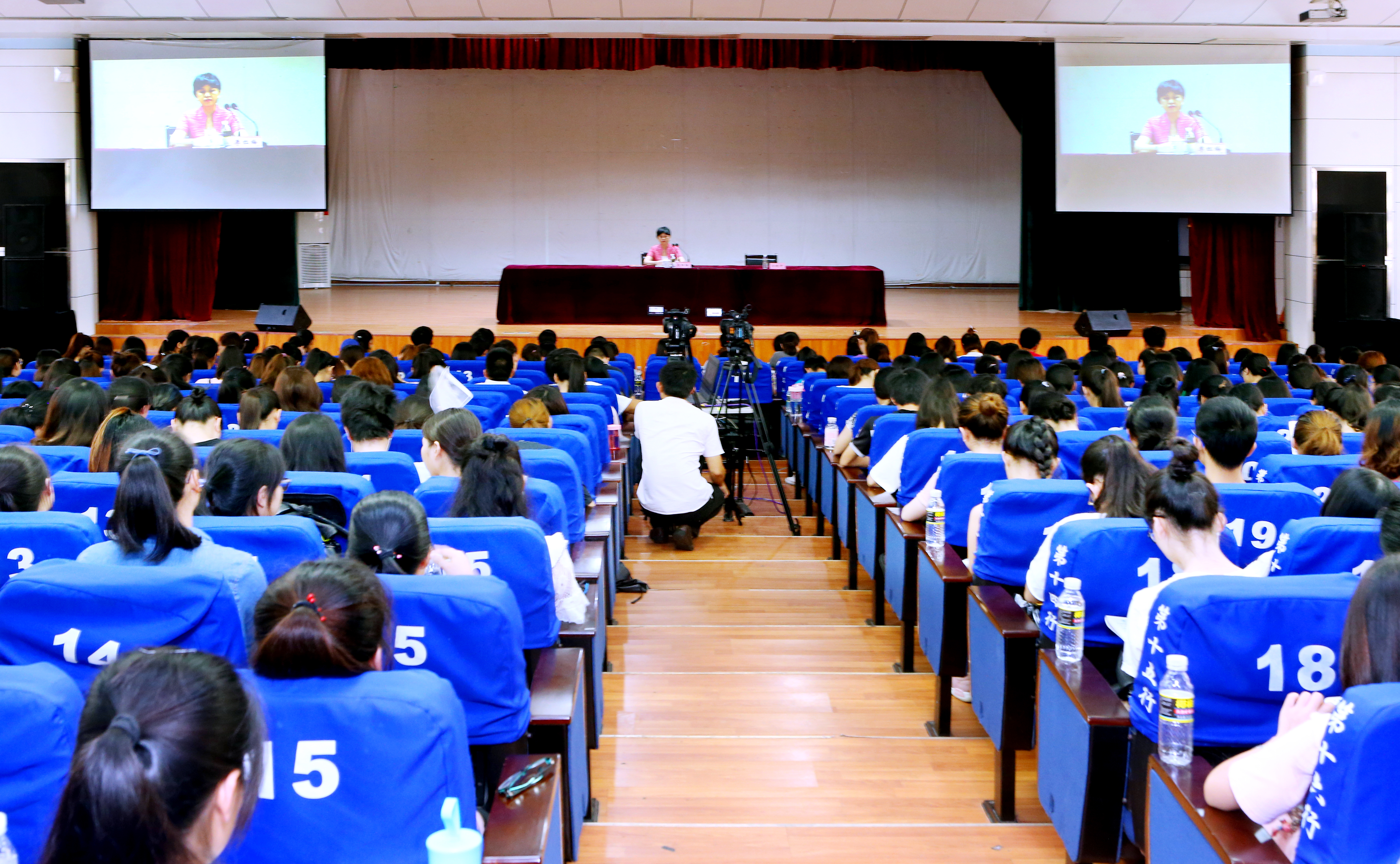 李红梅书记为两校区千名学子同上一堂课