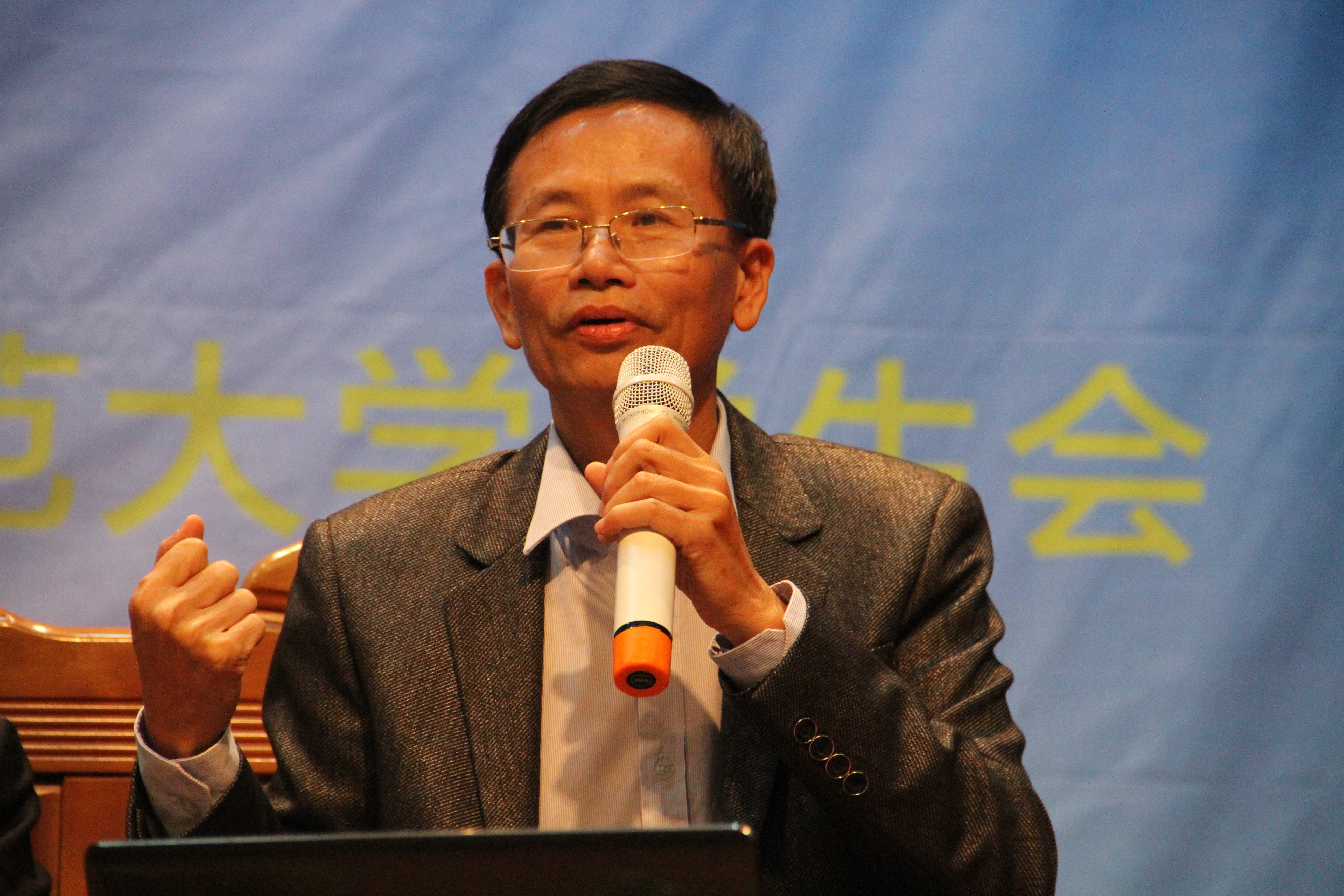 说当年故事，抒青春情怀，论成才之道――记海南师范大学第五届大学生论坛成功召开 