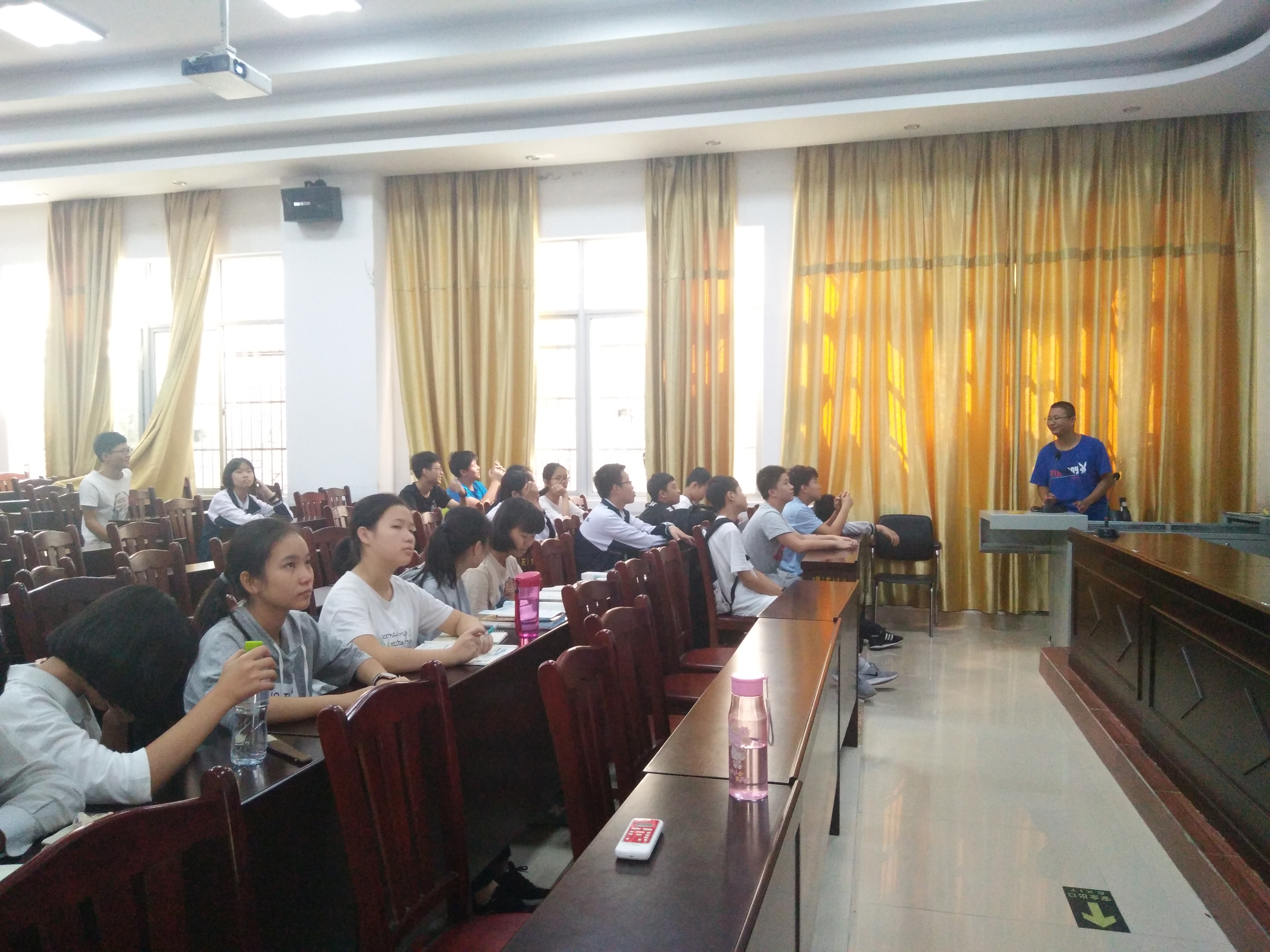 青年之声・走近物理，品味人生――记物理与电子工程学院海师附中电子制作志愿服务活动