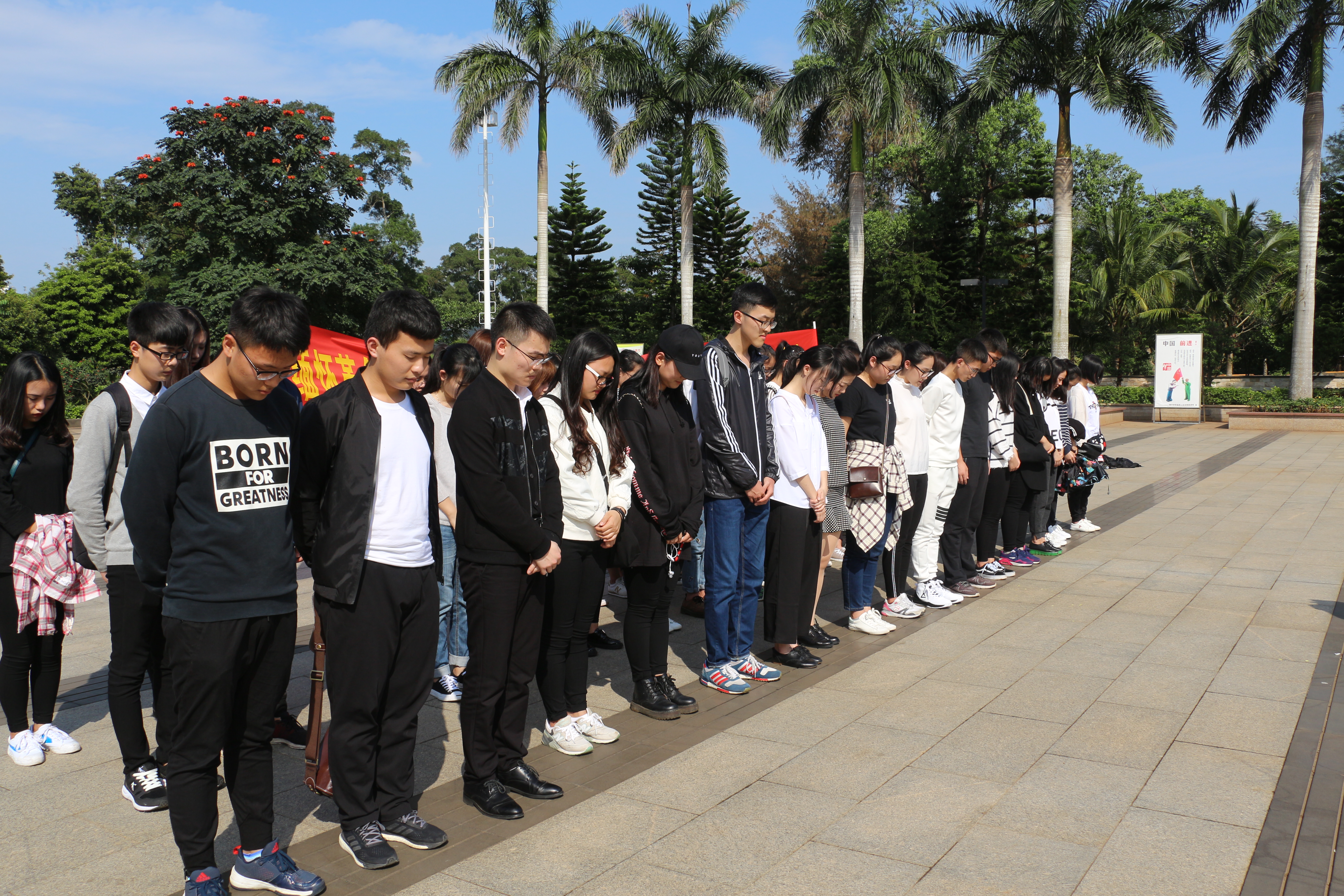 青年之声·缅怀革命先烈 传承红色文化--记外国语学院清明节扫墓活动