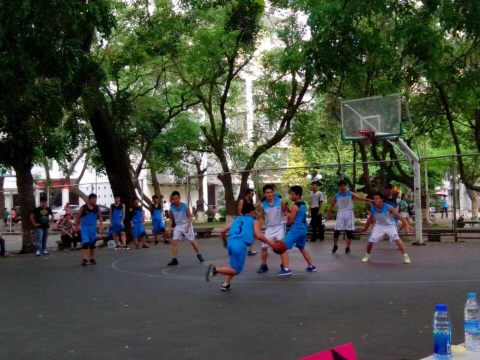 旗开得胜 首战告捷――记生科院男篮女排比赛