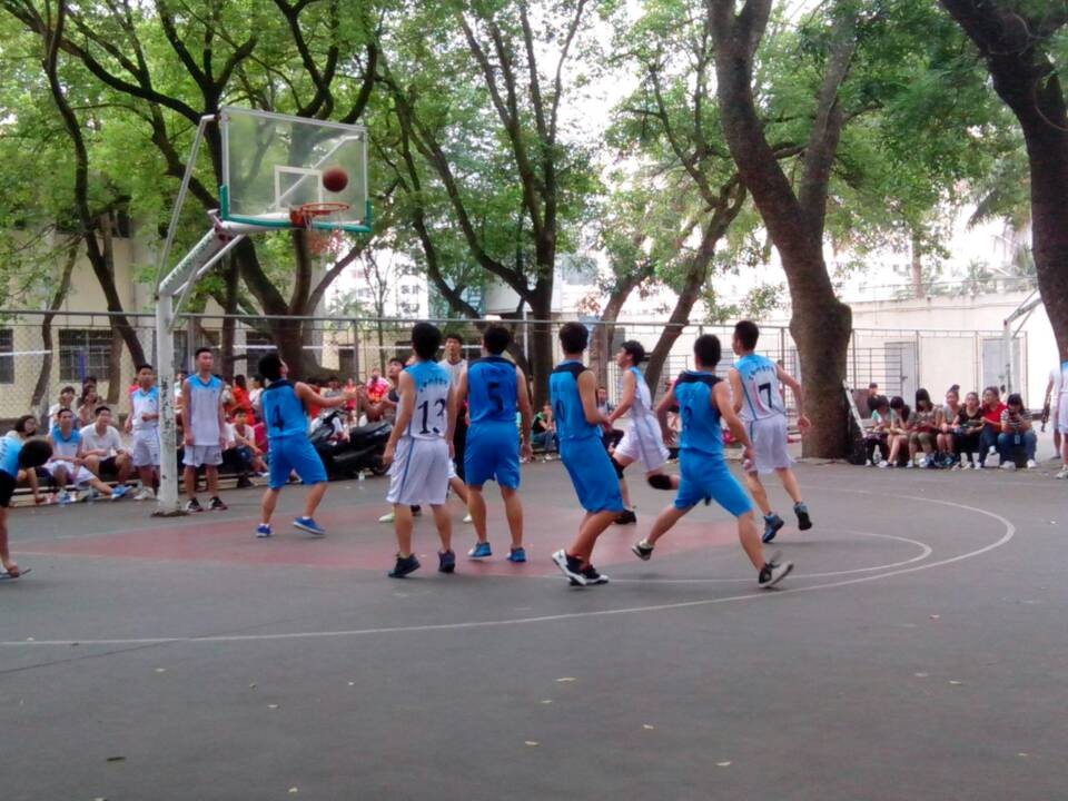 旗开得胜 首战告捷――记生科院男篮女排比赛