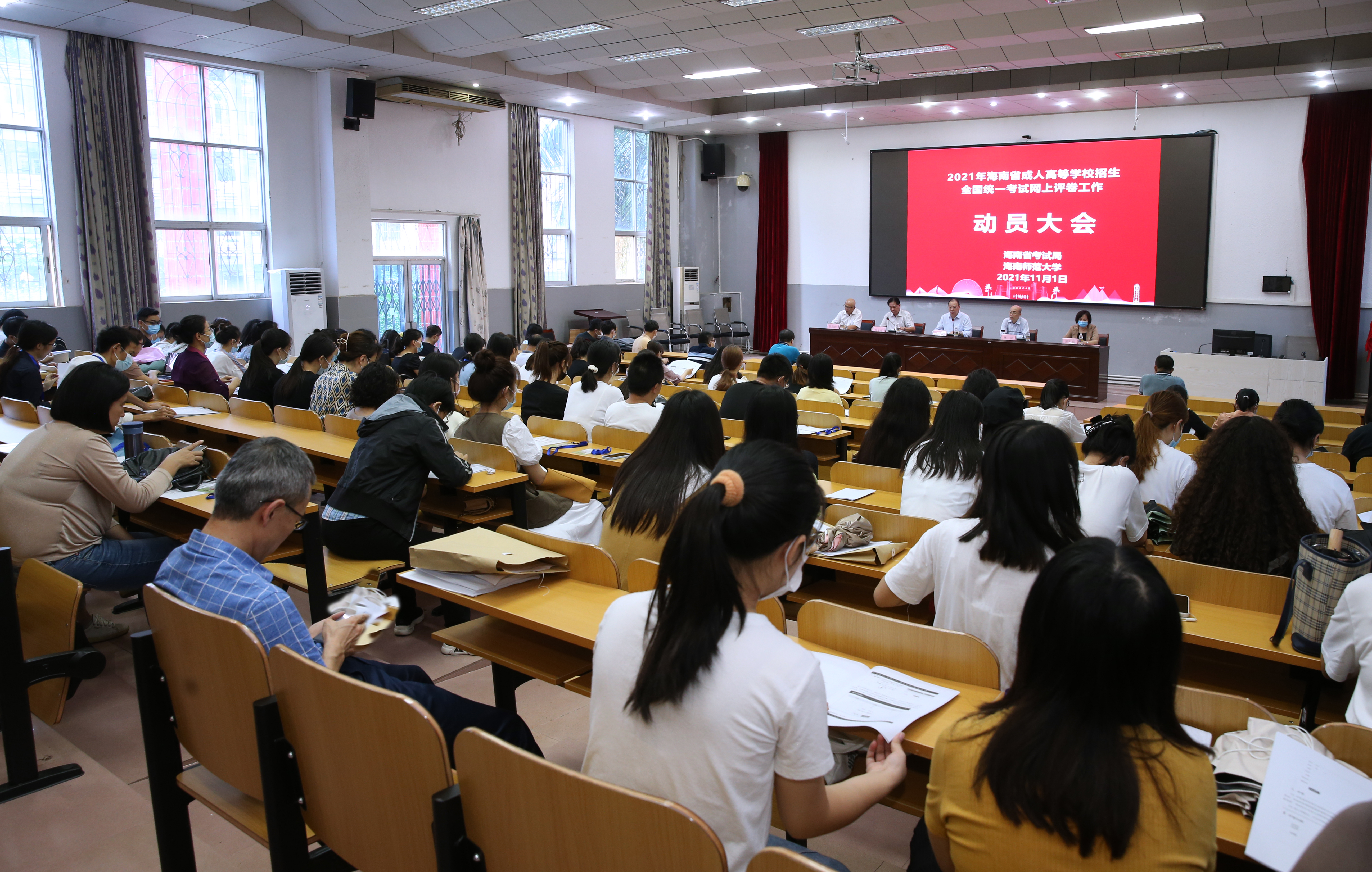 2021年海南省成人高考网上评卷工作在我校举行