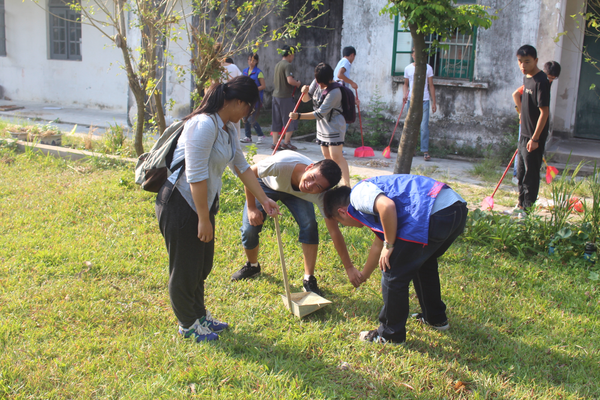 美化生活环境 增添校园生机――记美术学院爱国卫生大扫除活动圆满成功