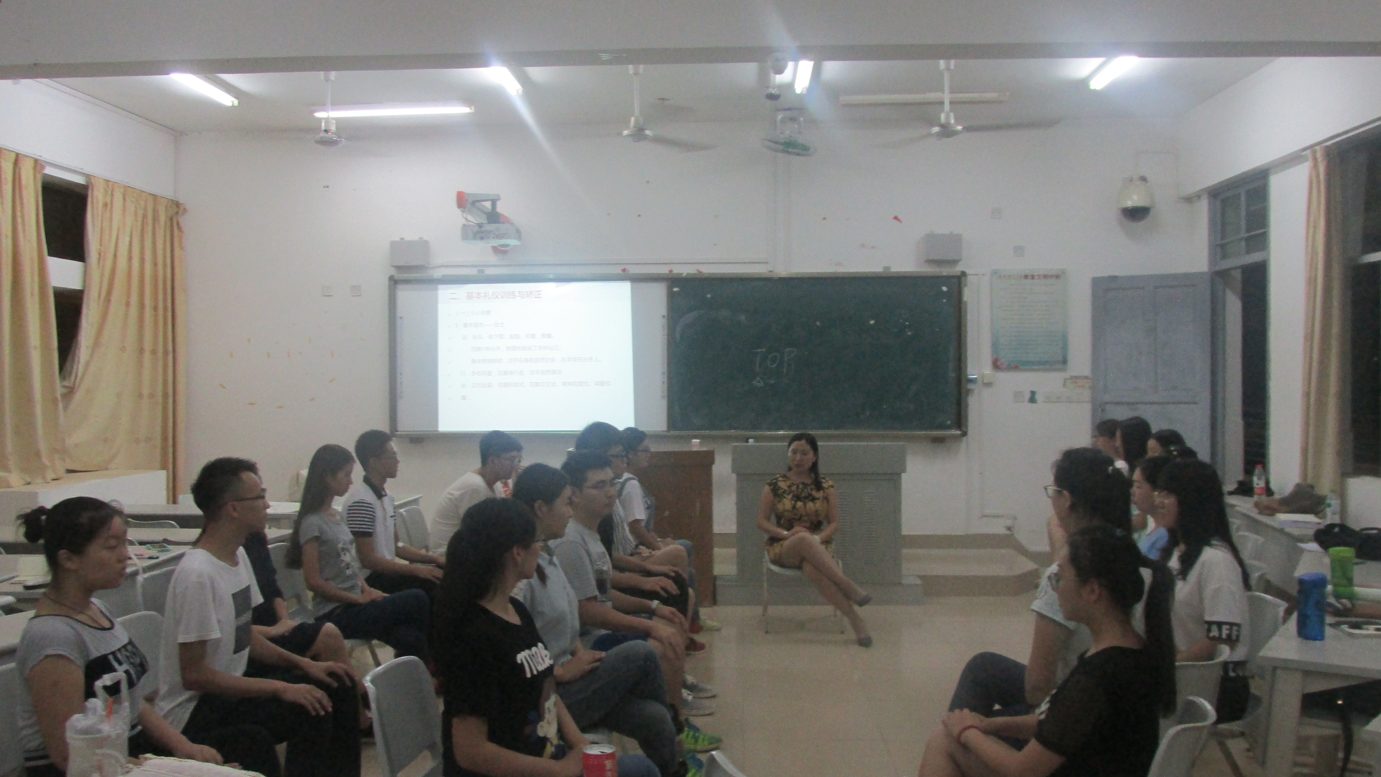 职场礼仪，文明同行――记文学院文明礼仪队第四次培训 