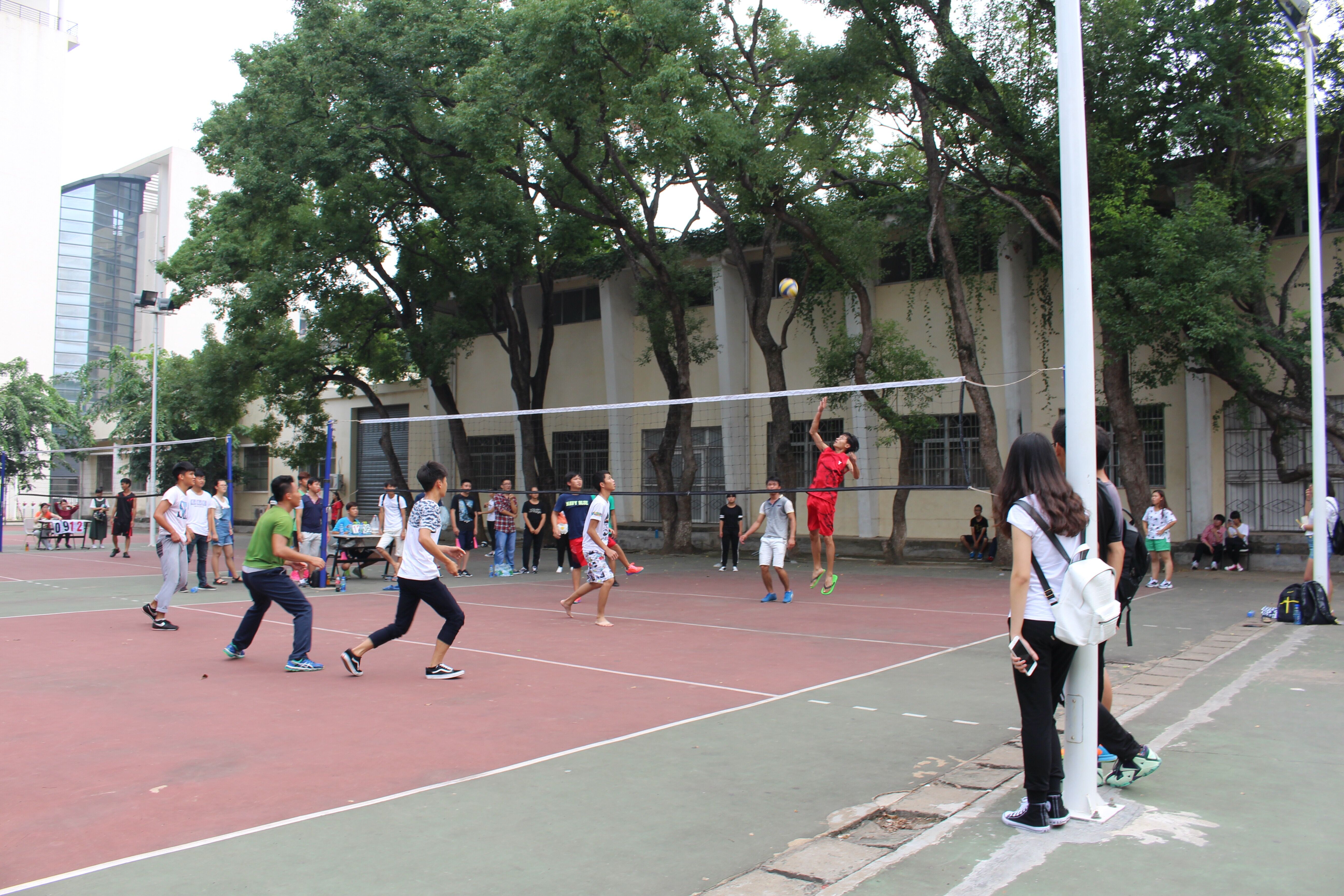 伸出双手触摸排球的精彩――记物电学院“迎新杯”排球比赛复赛