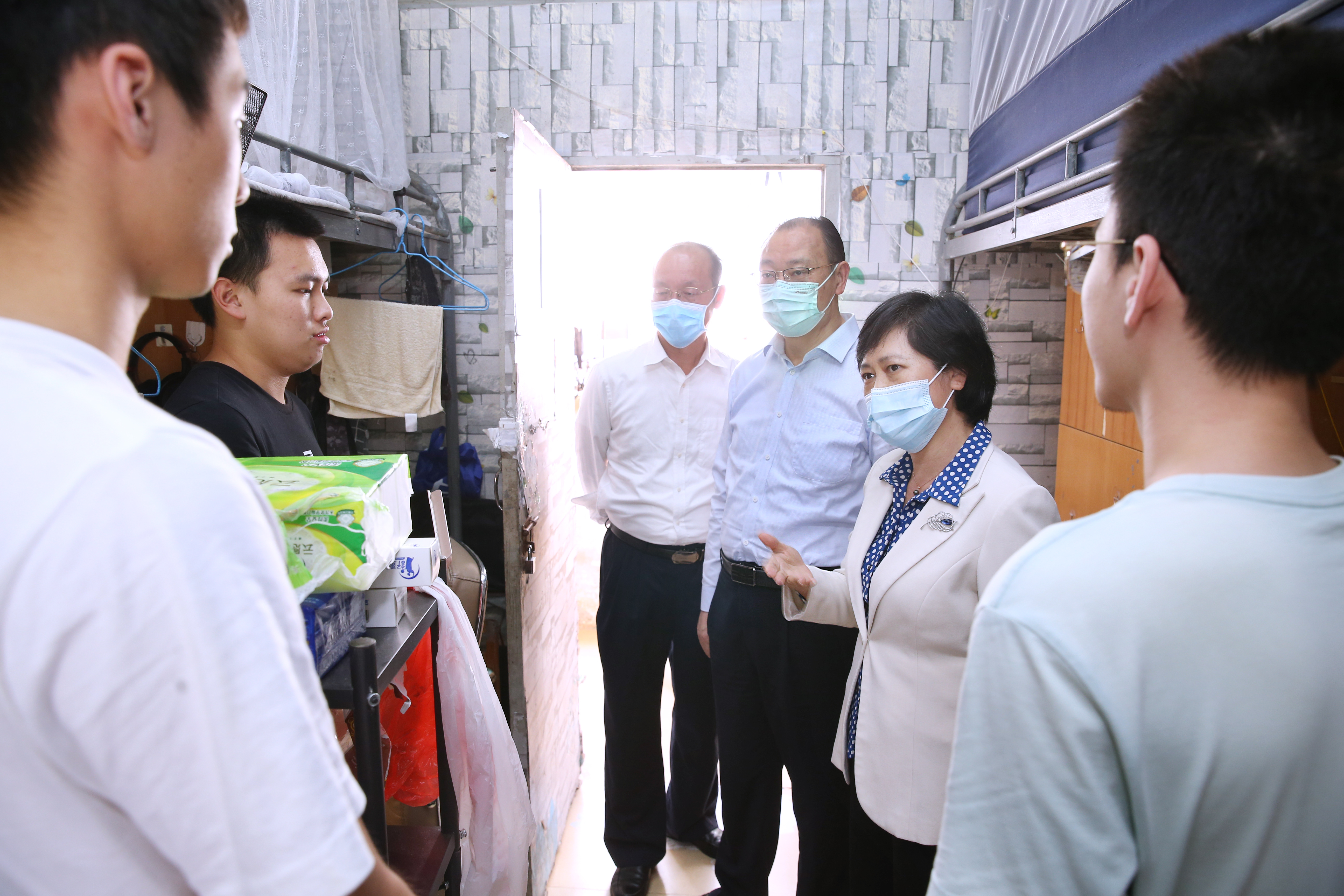 校领导检查线上教学情况