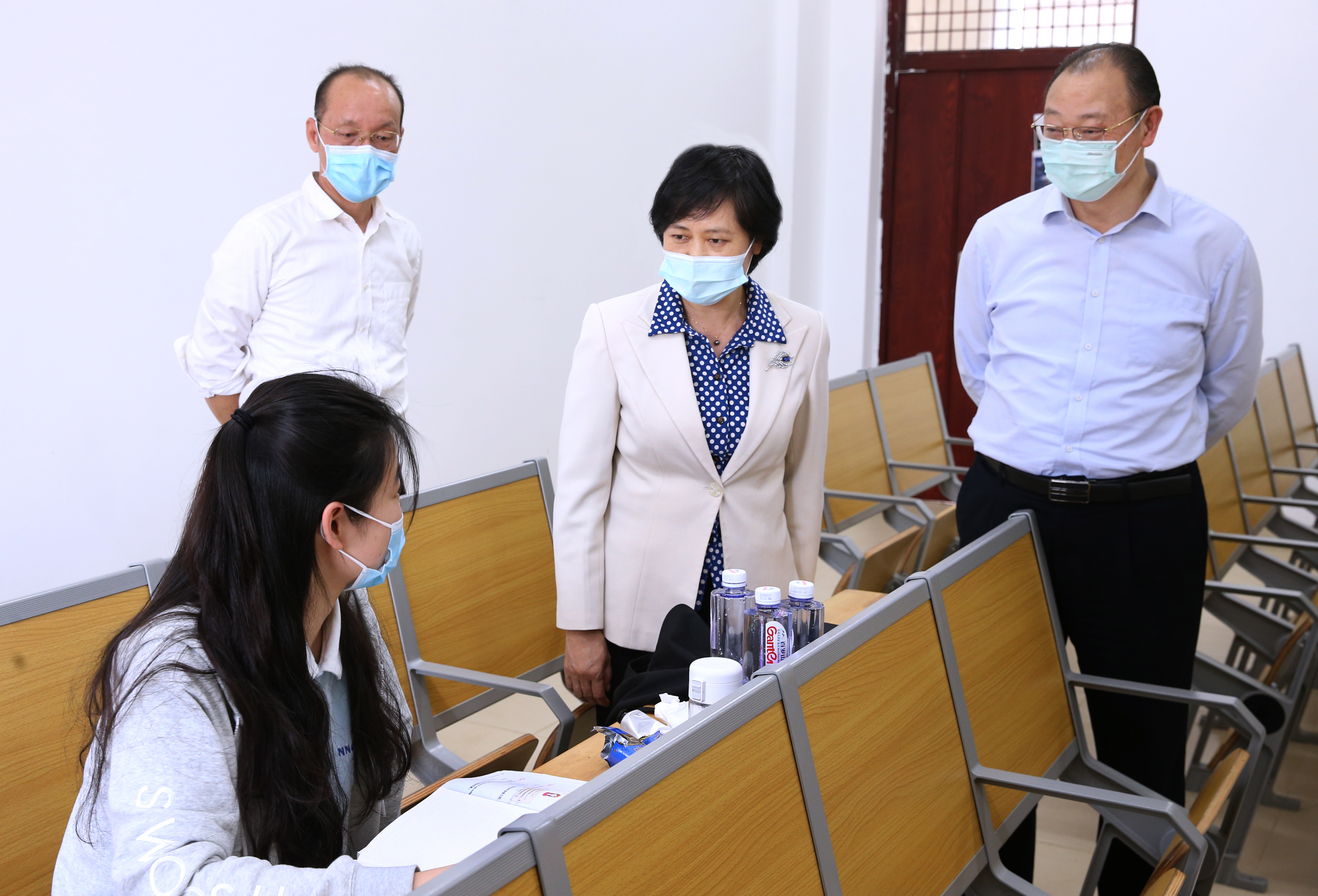 校领导检查线上教学情况