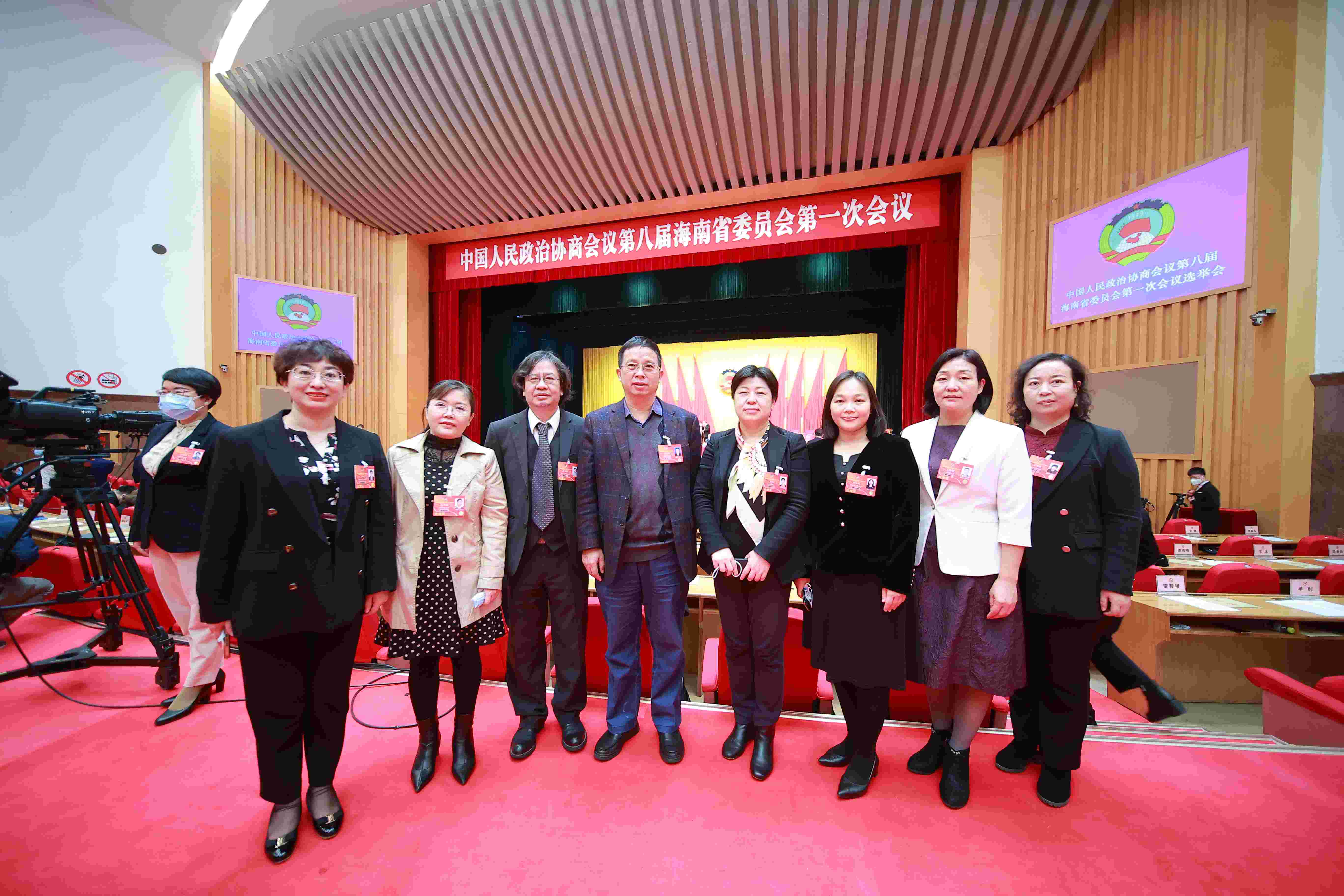 我校省政协委员出席政协第八届海南省委员会第一次会议并积极建言献策