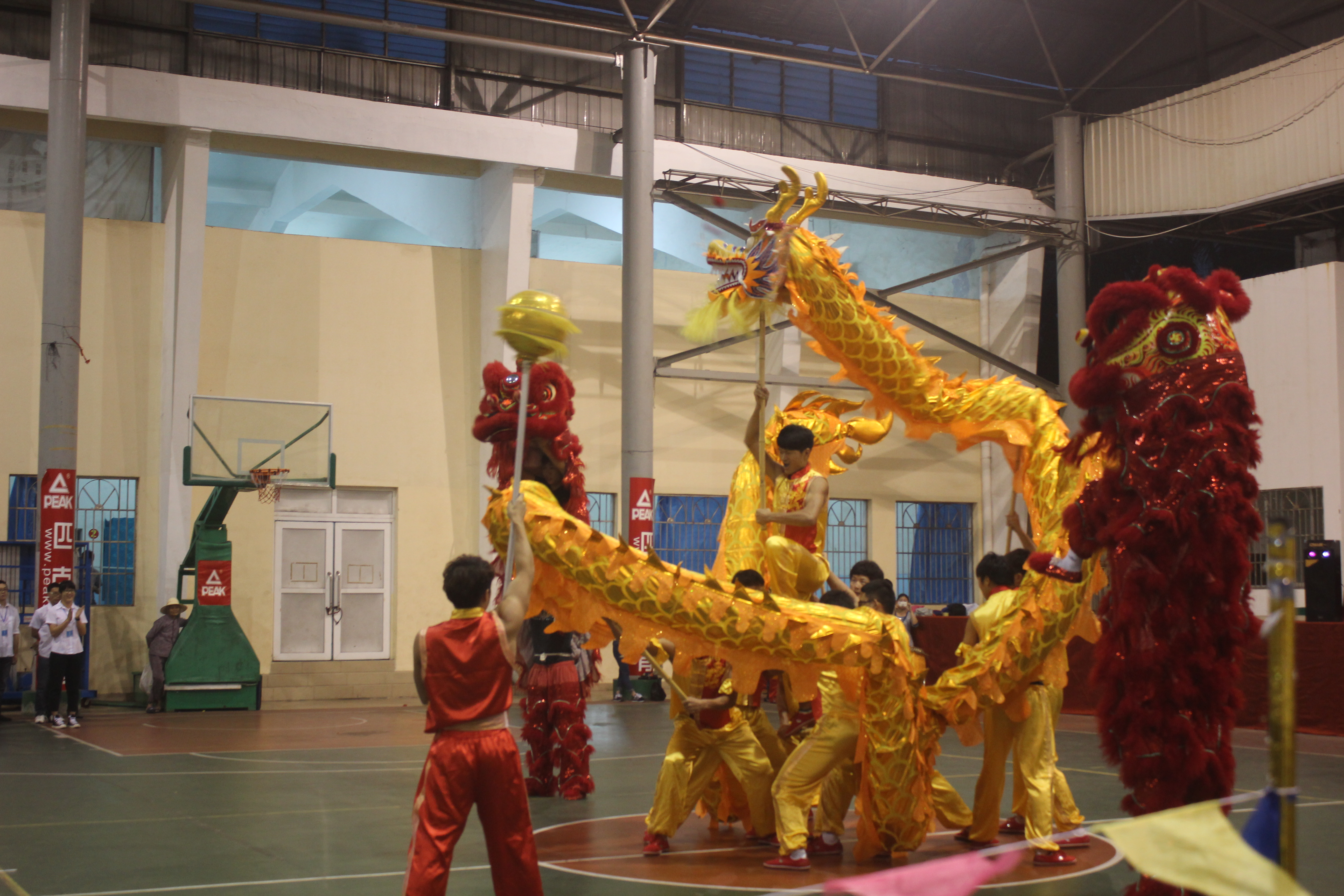 体育学院“欢送杯”篮球赛正式开赛