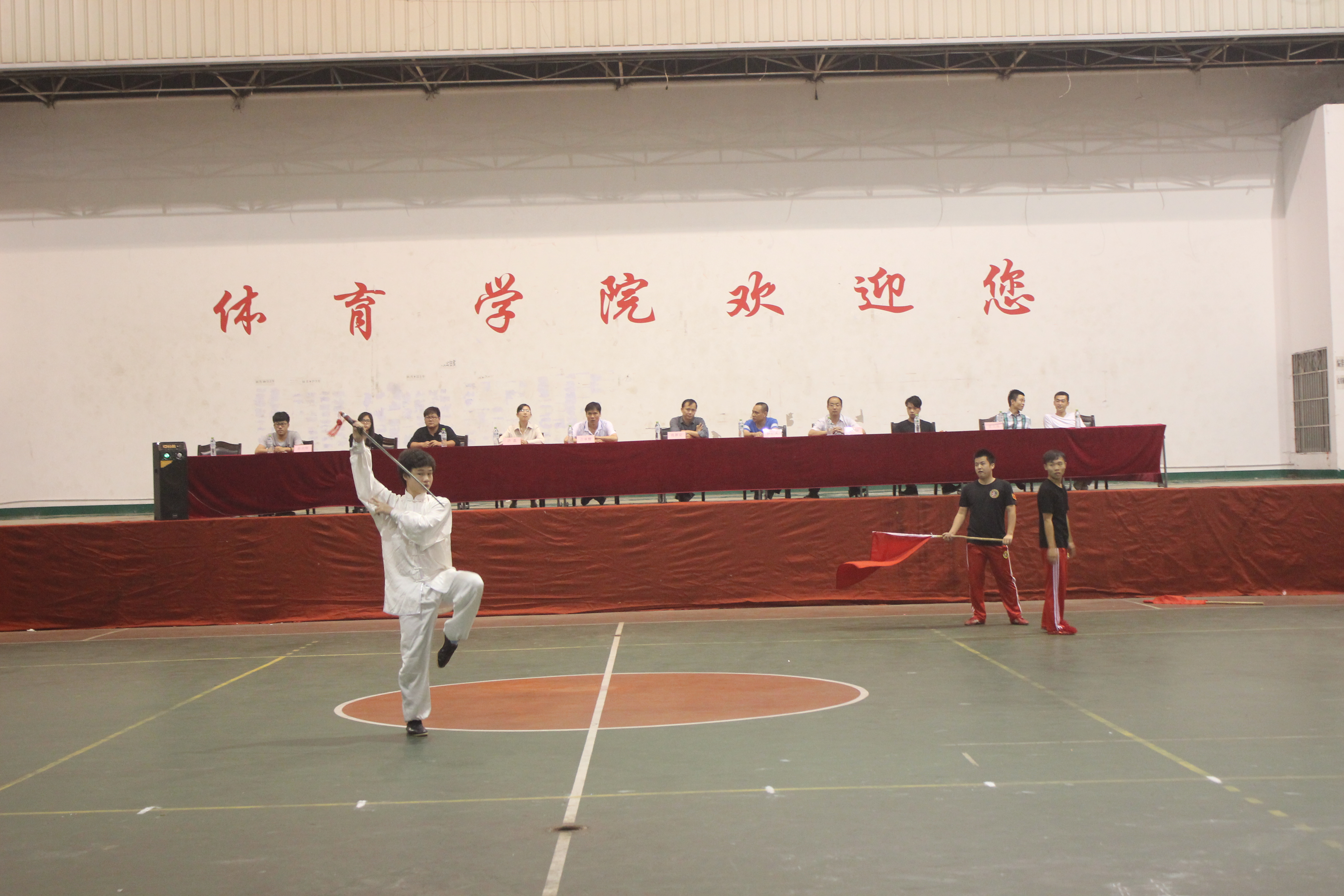 体育学院“欢送杯”篮球赛正式开赛