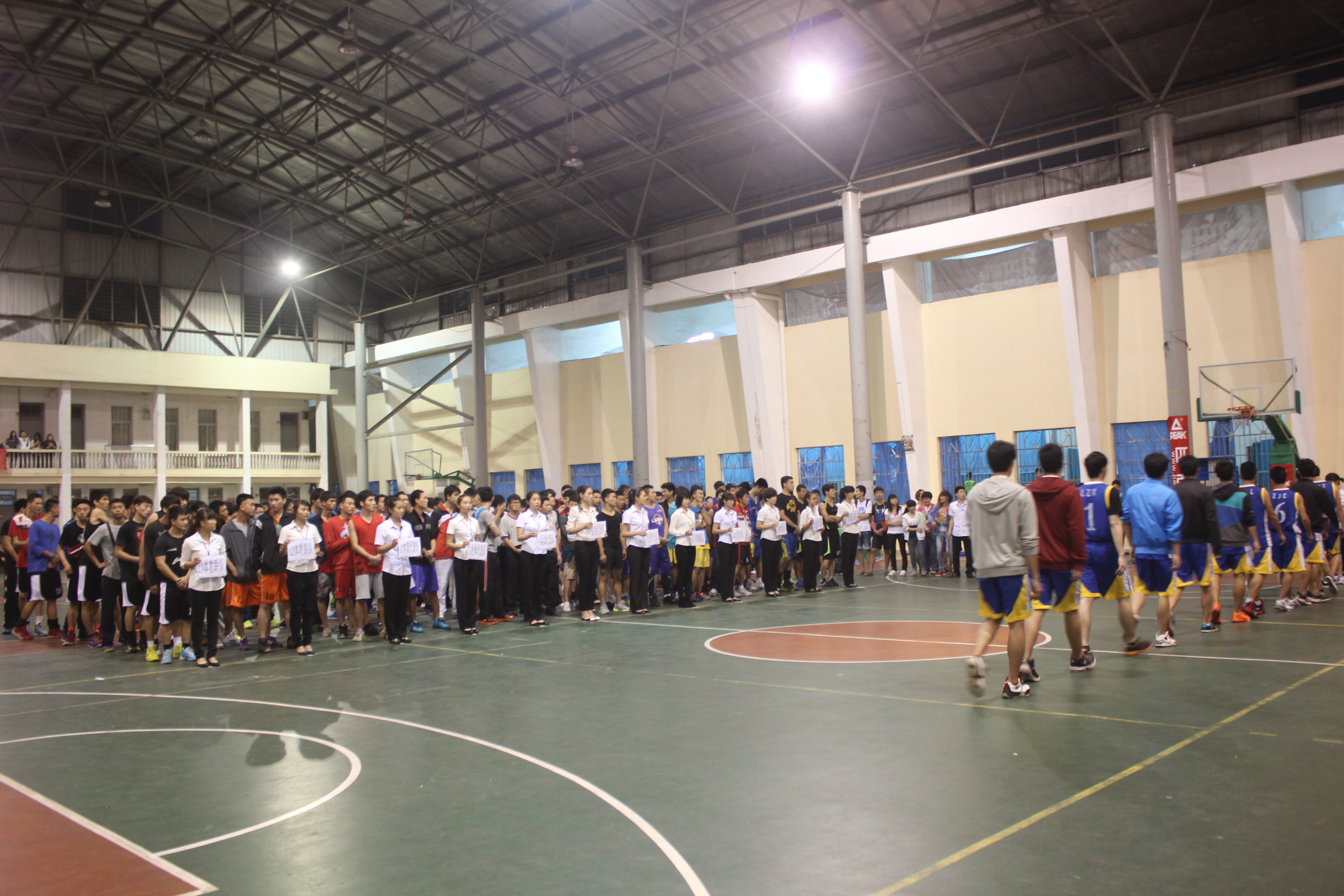 体育学院“欢送杯”篮球赛正式开赛