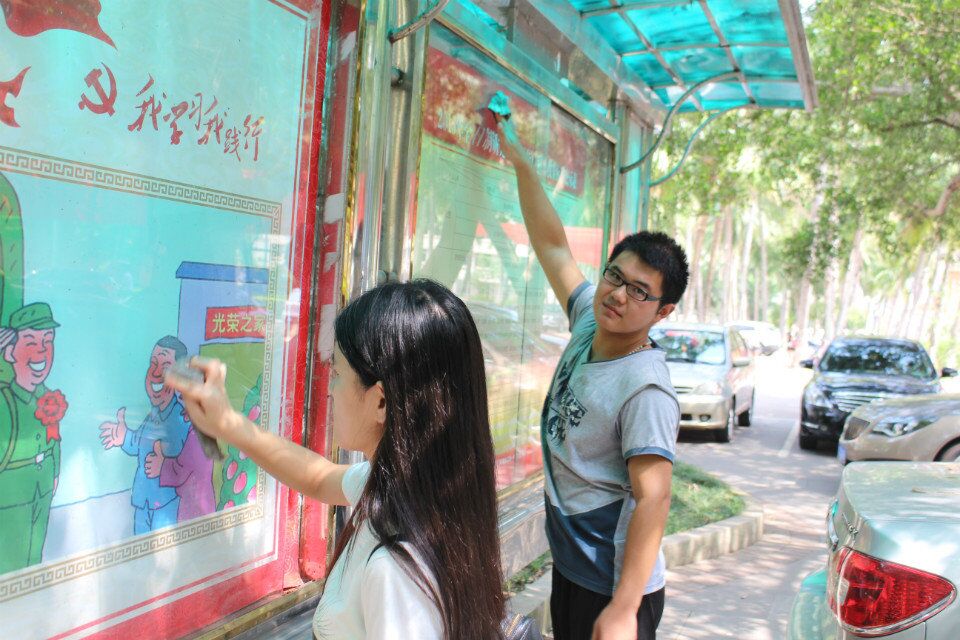 美化校园环境,增添校园生机——记物电学院校园清扫活动