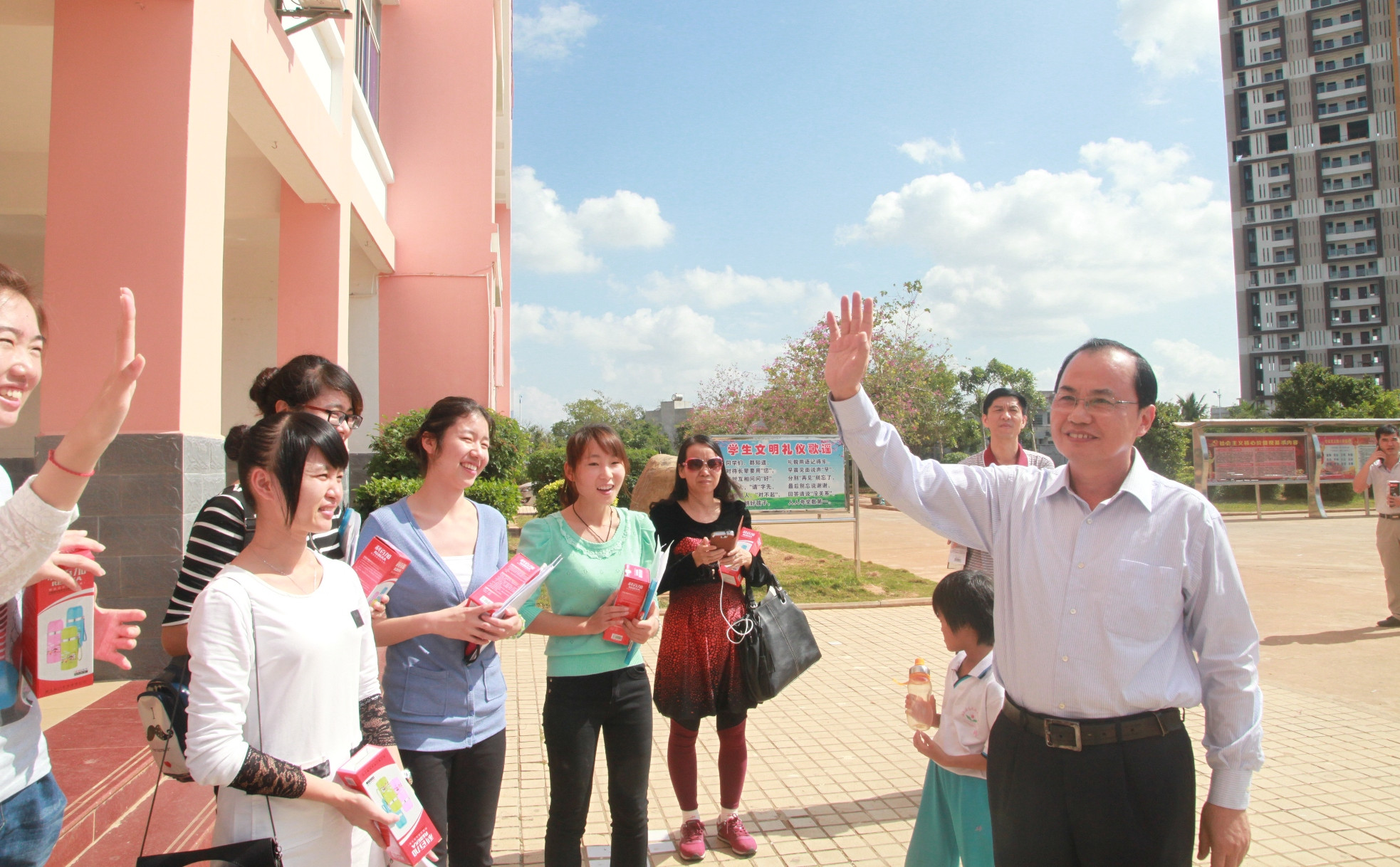 韩长日校长到临高县看望我校顶岗实习生
