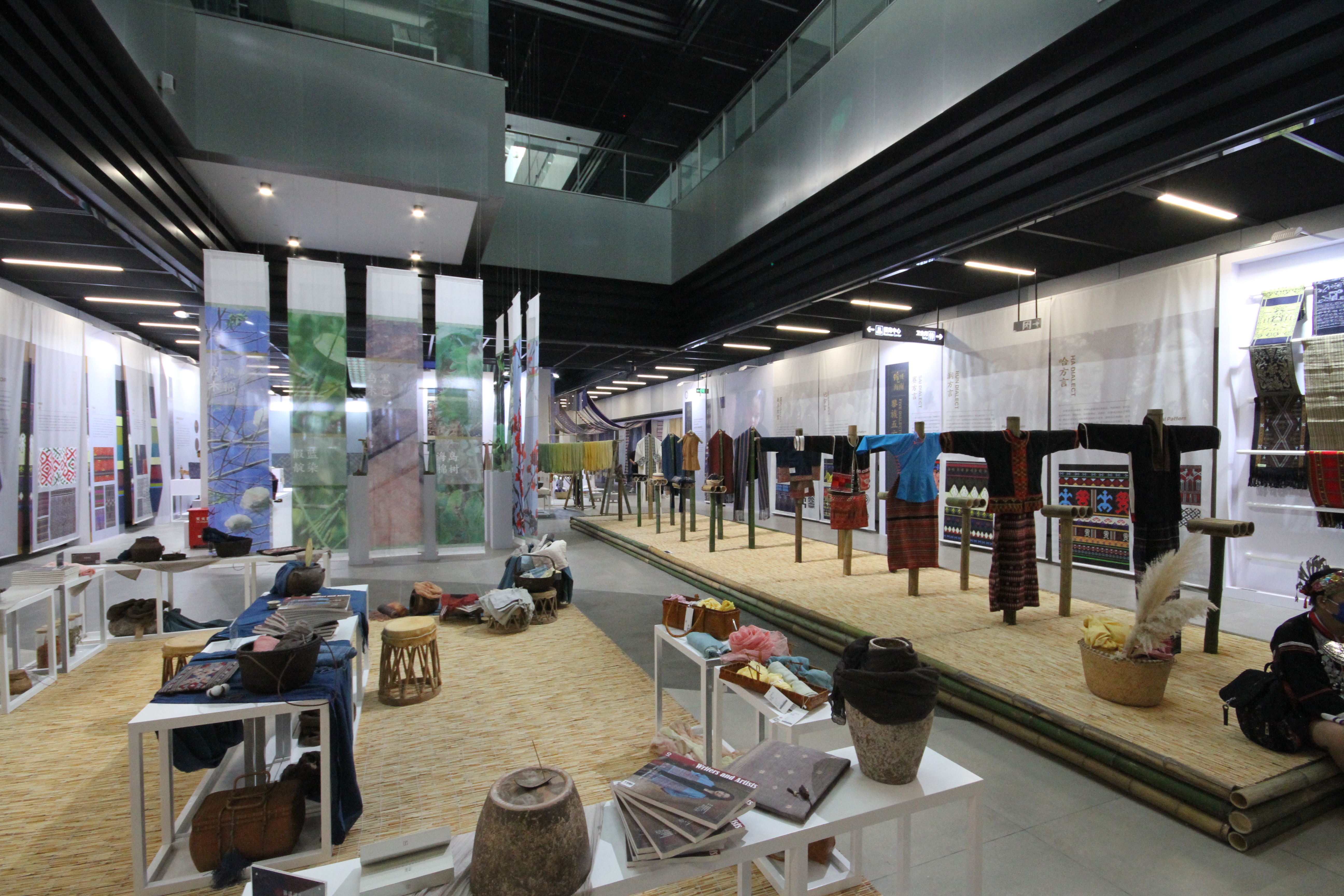 美术学院参与“2022年首届非物质文化遗产传统织绣印染技艺精品展”策展设计工作