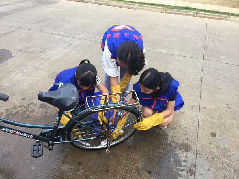 “爱车行动”之为“双创”动起来——记政法学院校园自行车义务清洗活动