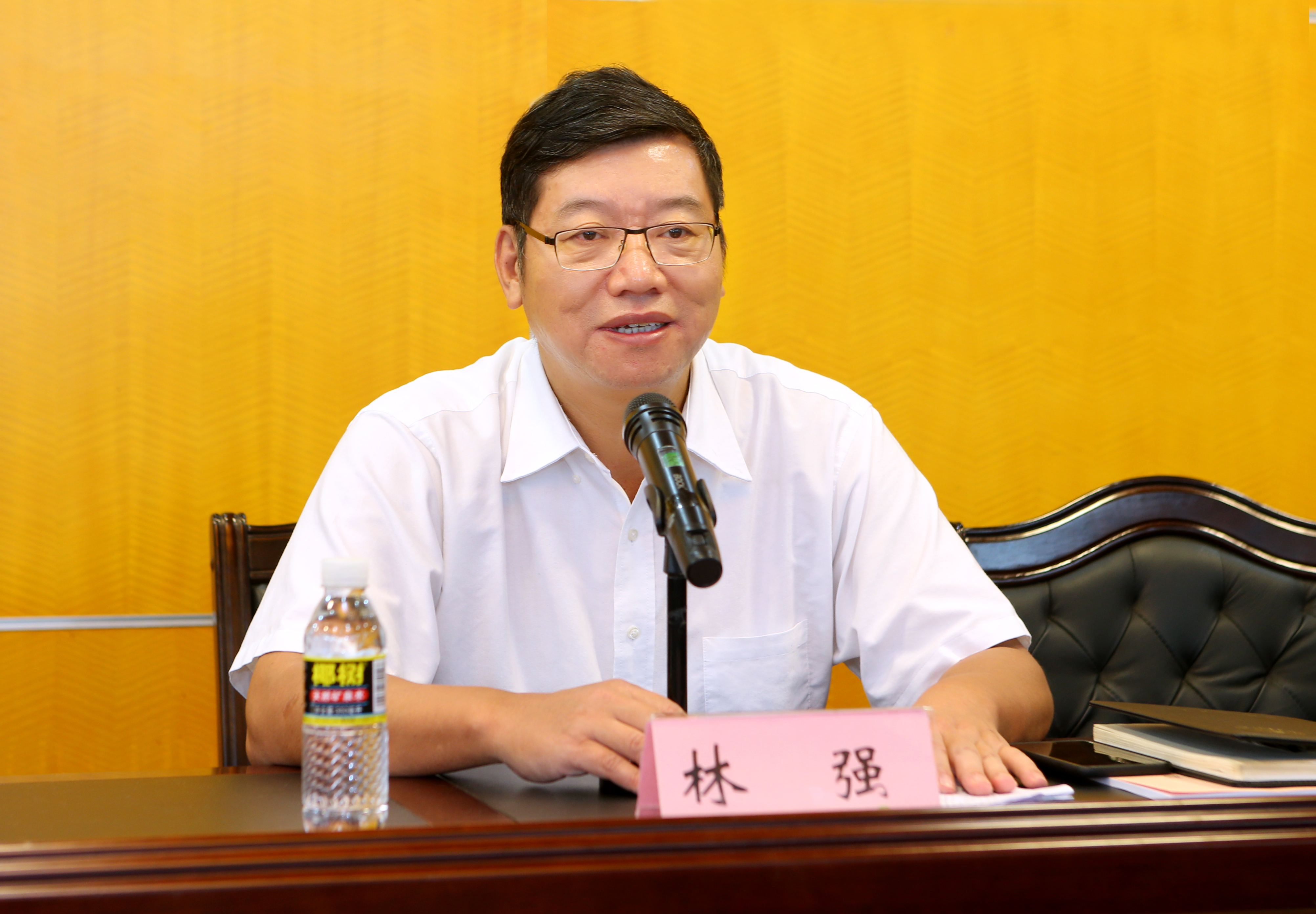 我校召开会议传达学习贯彻“不忘初心、牢记使命”主题教育动员大会精神