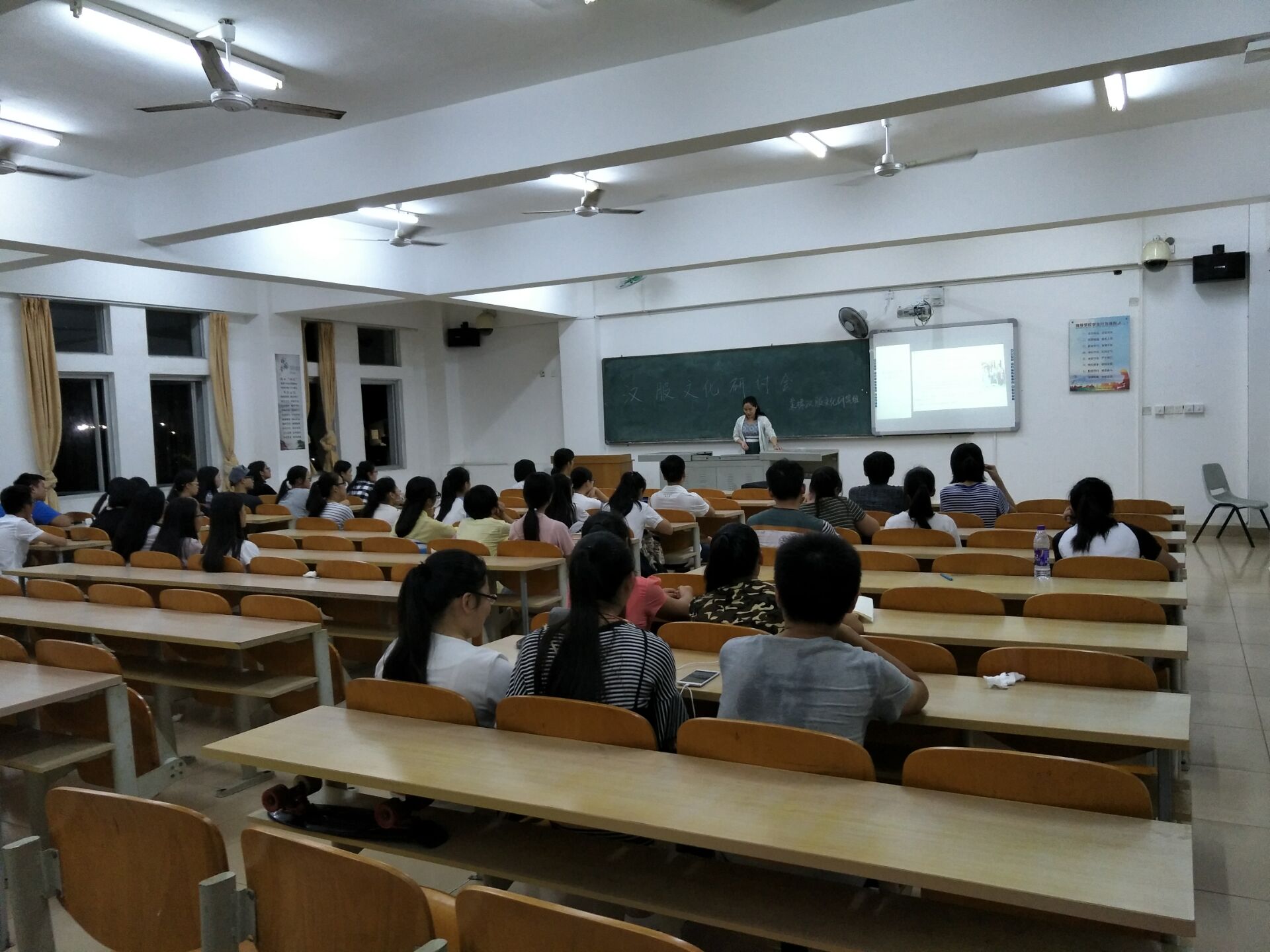 各学生社团纷纷召开新老会员见面会