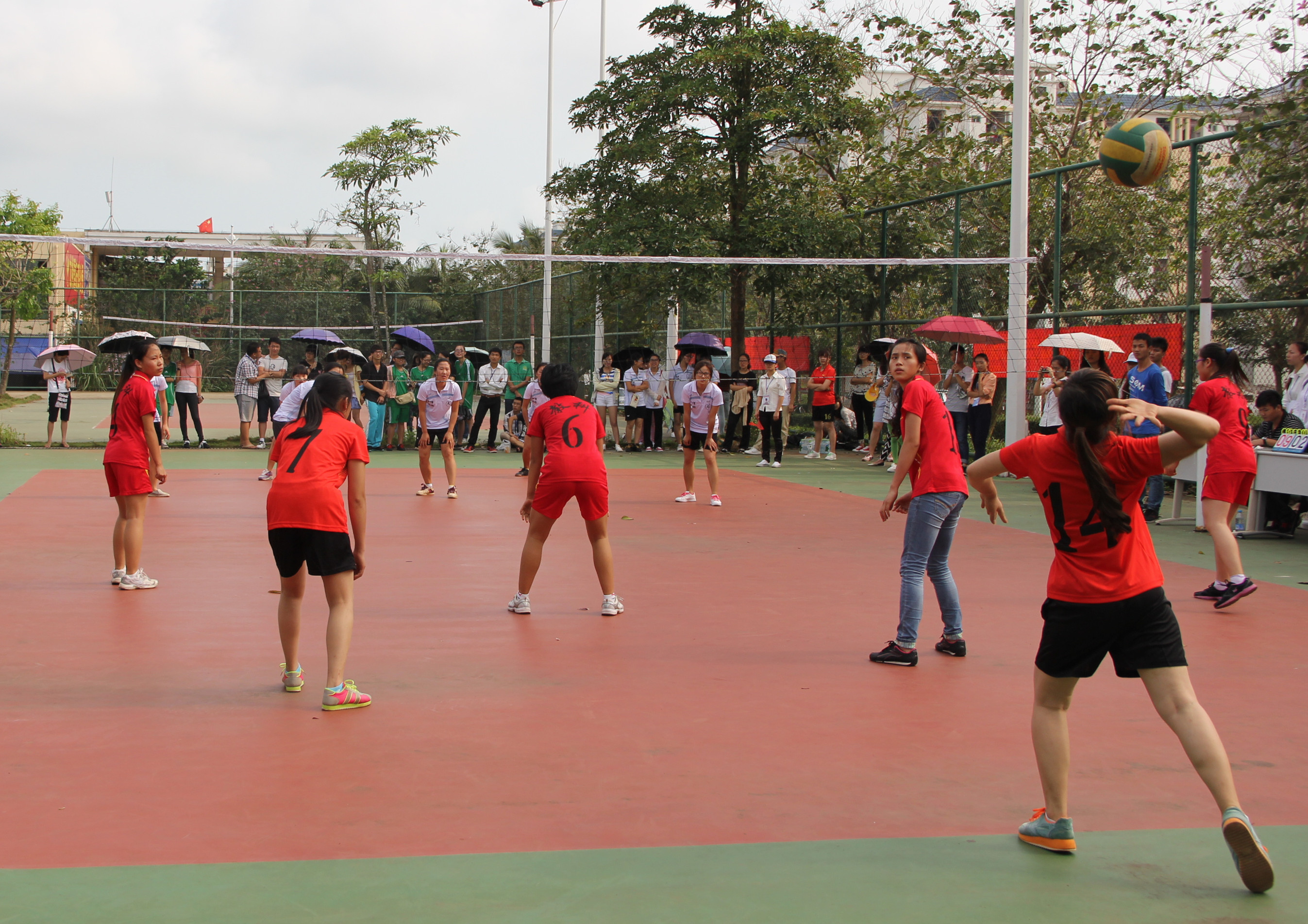 一场阳光下的战斗――记文学院男篮女排小组赛