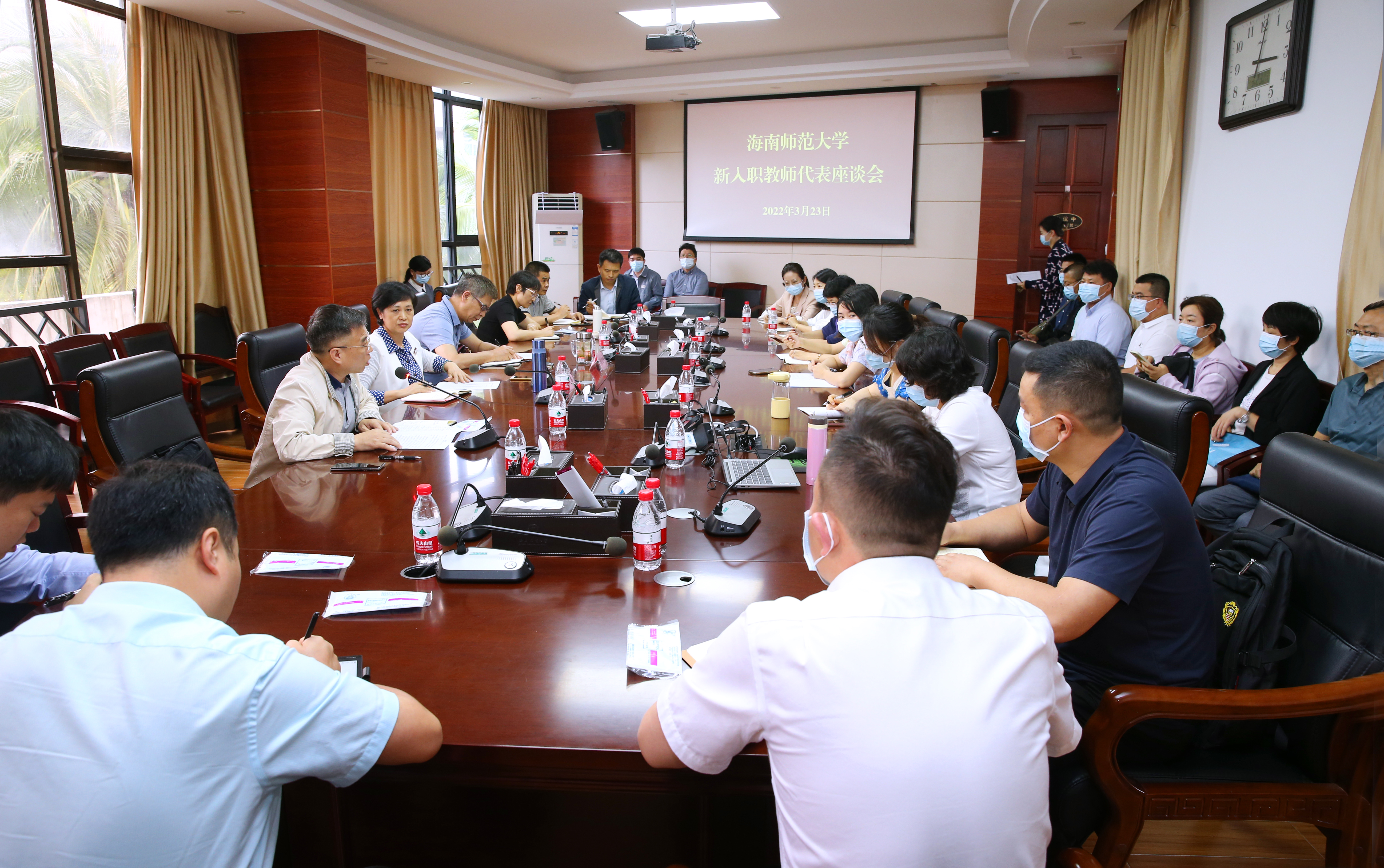 过建春与新入职教师代表、本科生代表座谈